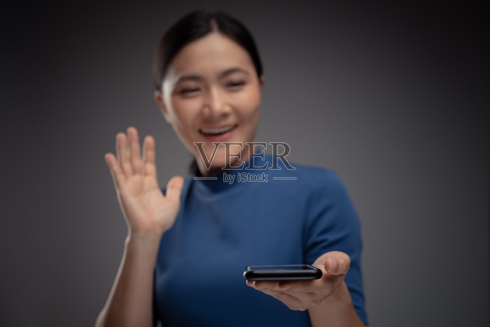 亚洲女人在智能手机上打字快乐。照片摄影图片