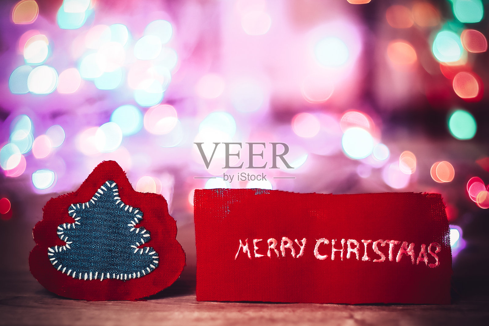 喜庆模糊背景上的圣诞快乐铭文照片摄影图片