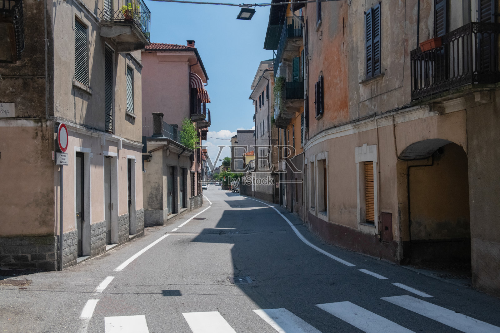 穿过一个古老的意大利村庄的路照片摄影图片