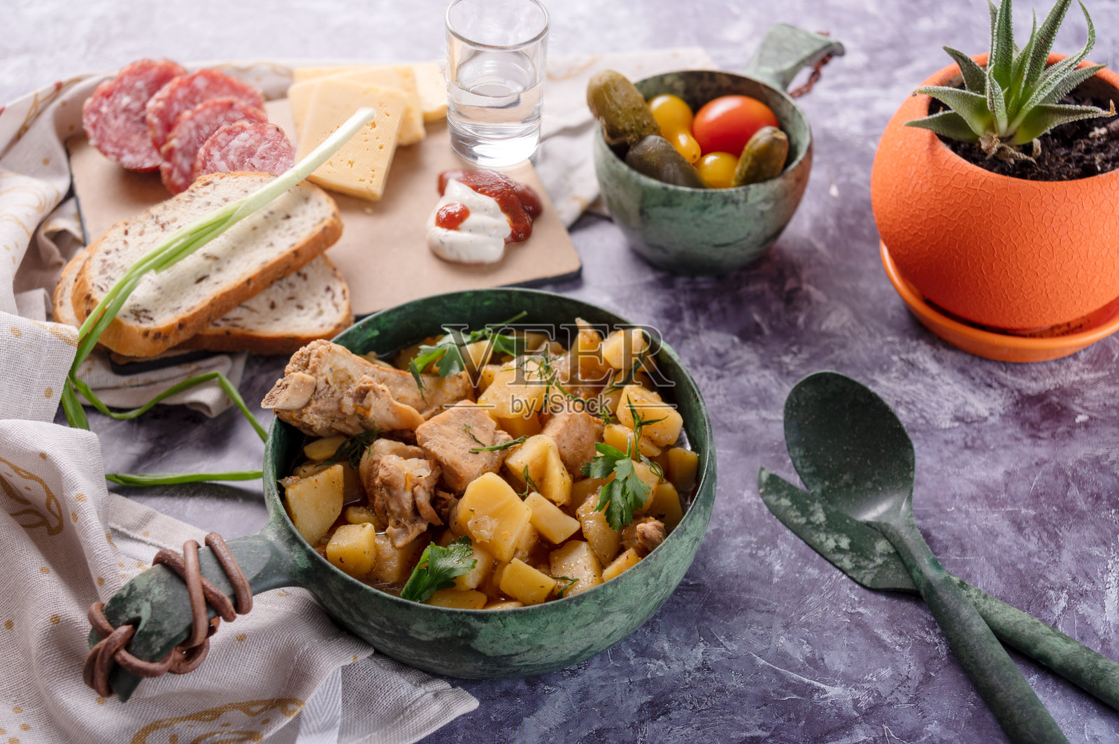 午餐是伏特加酒和花盆。蔬菜罐头。照片摄影图片