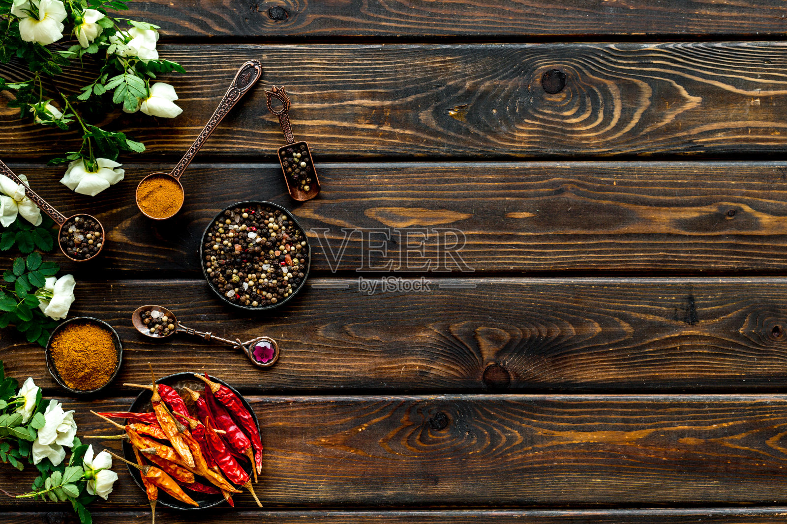 一套香喷喷的香料-胡椒和辣椒与香草，俯视图照片摄影图片