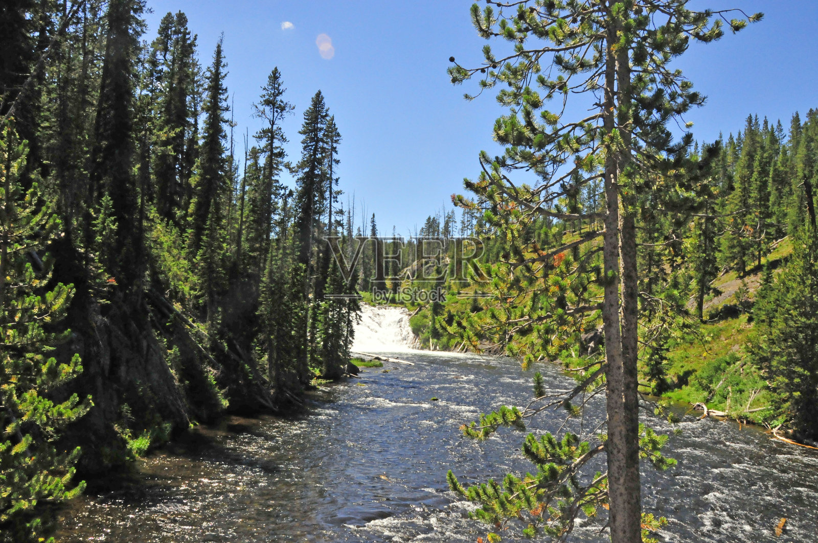黄石河上的瀑布-怀俄明州的黄石照片摄影图片