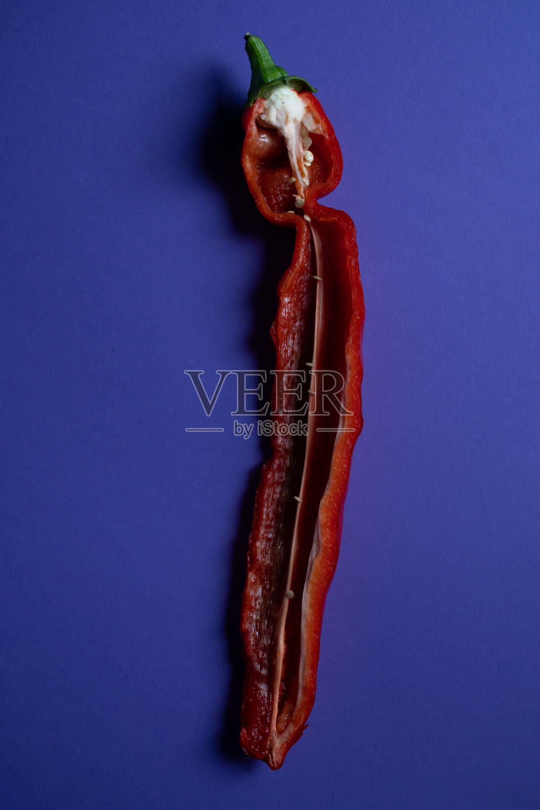 里面的一个长红辣椒在紫色的背景照片摄影图片