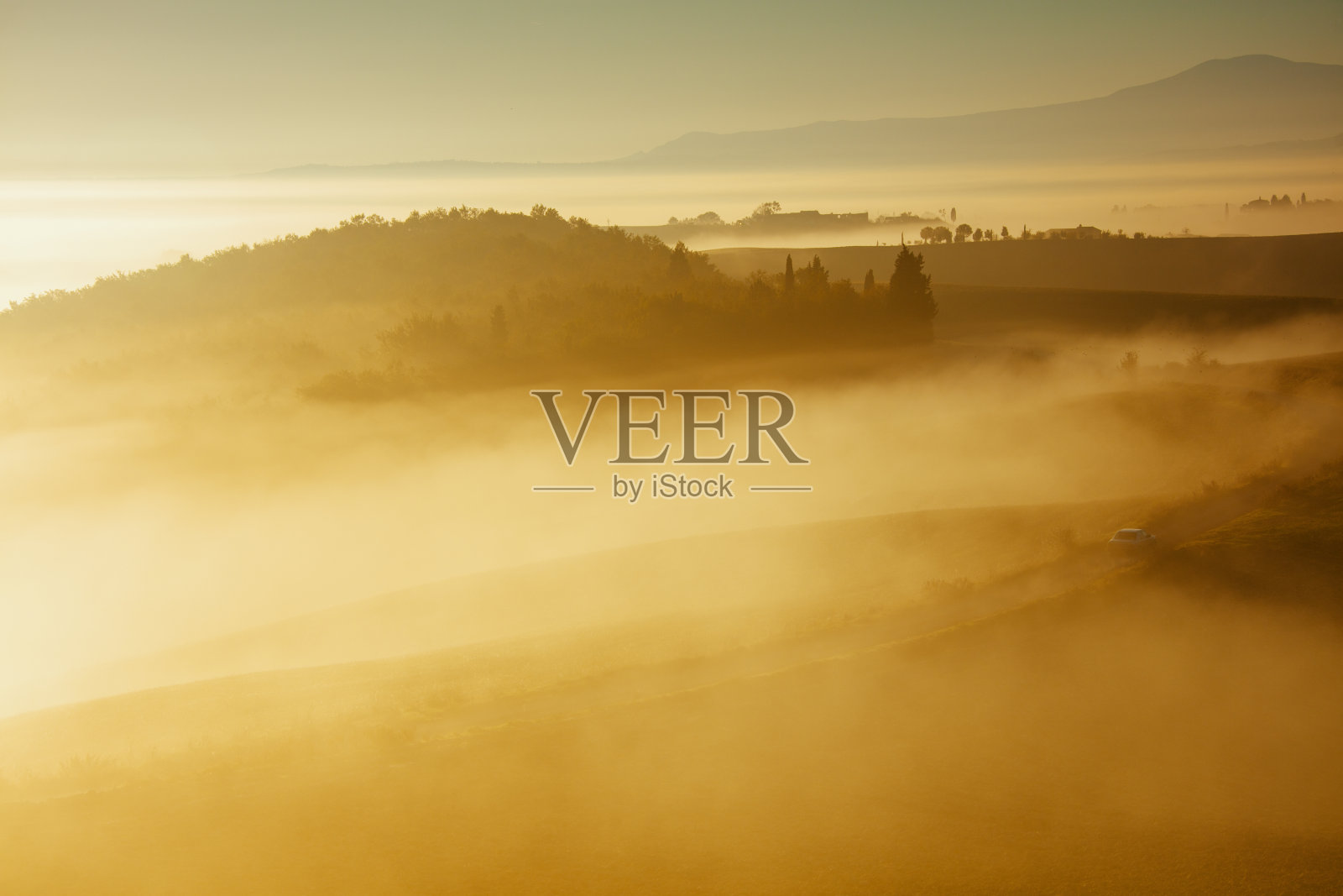 有山和雾的景观照片摄影图片