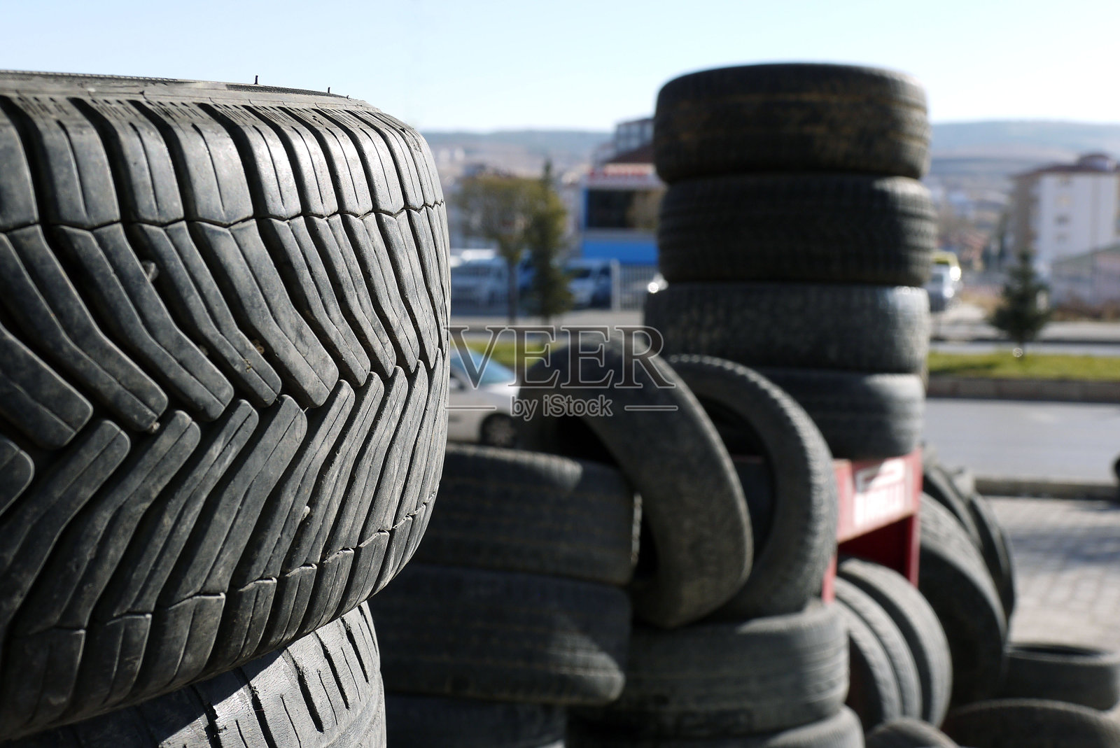 旧汽车轮胎来自轮胎修理店，汽车轮胎用于回收，照片摄影图片