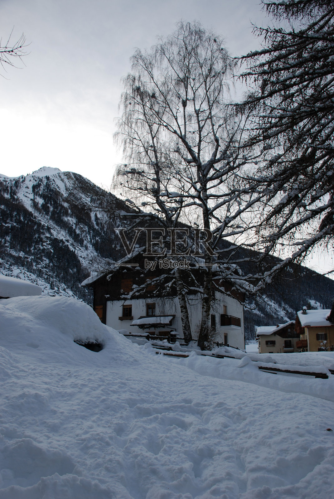 家在雪山景观照片摄影图片