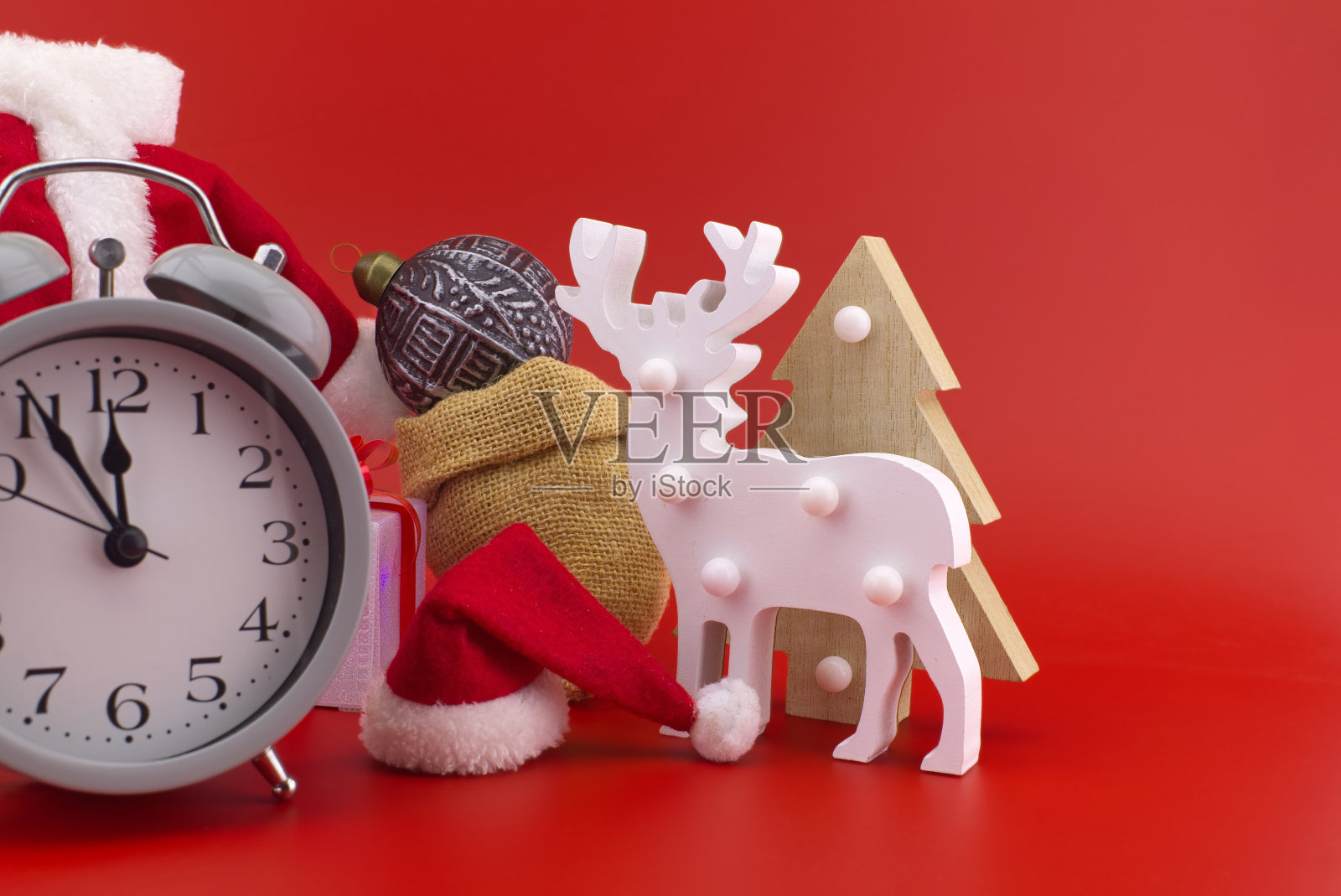 新年和圣诞场景与闹钟照片摄影图片