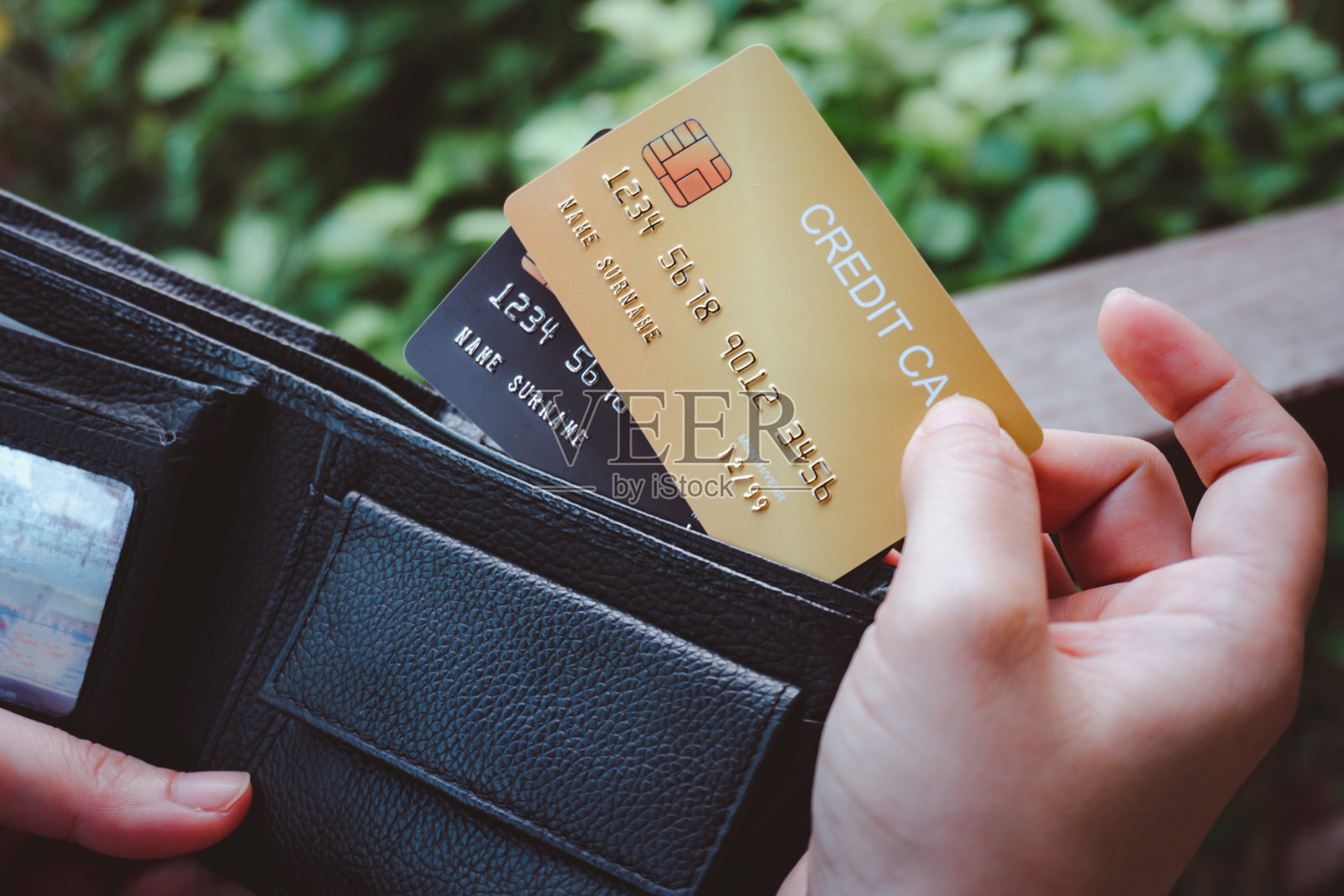 女人打开钱包，显示信用卡照片摄影图片