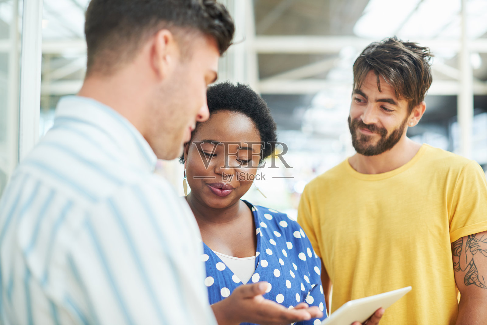 当团队保持同步时，成功就会随之而来照片摄影图片