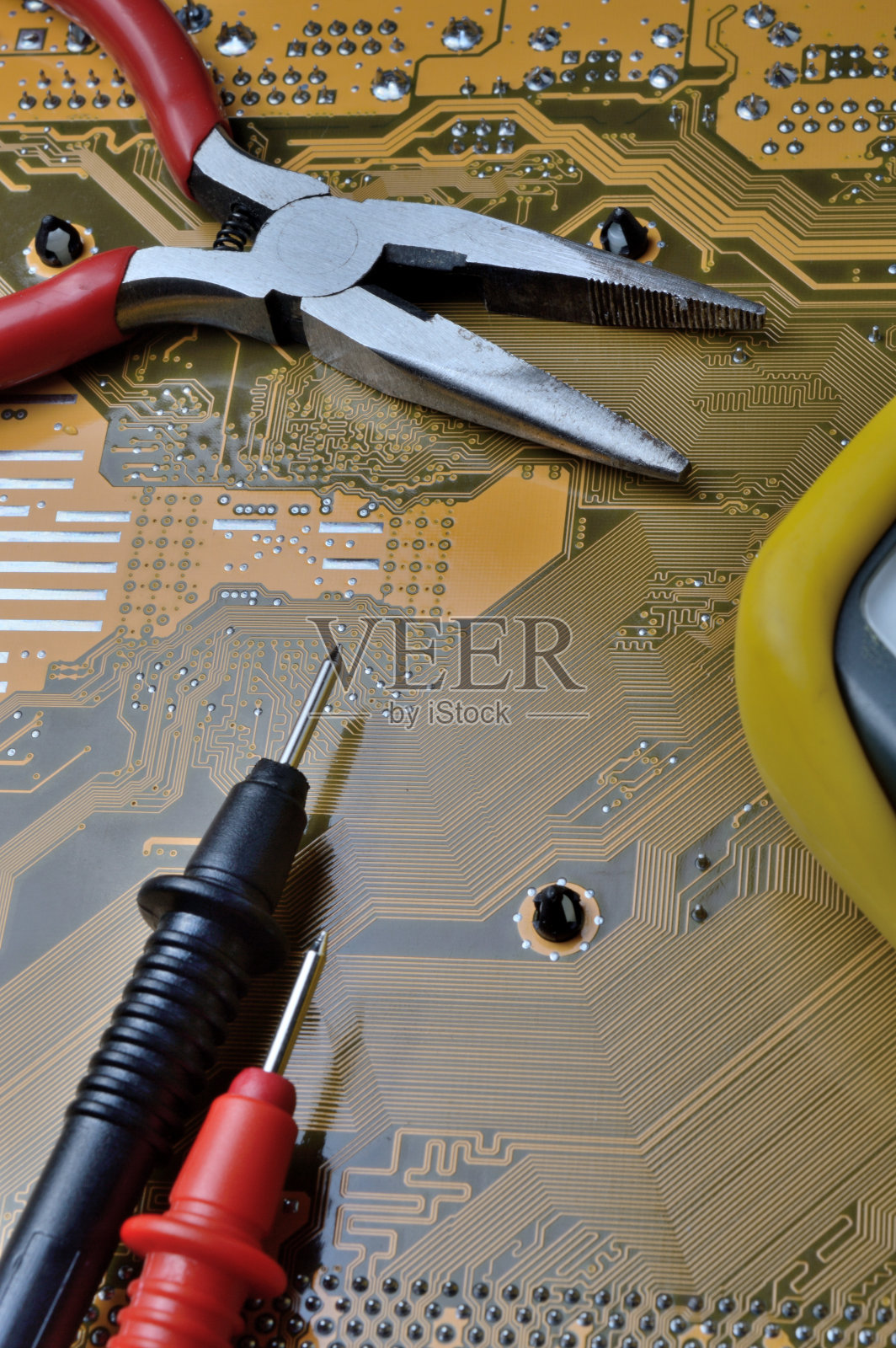 用万用表检查计算机主板是否有问题。照片摄影图片