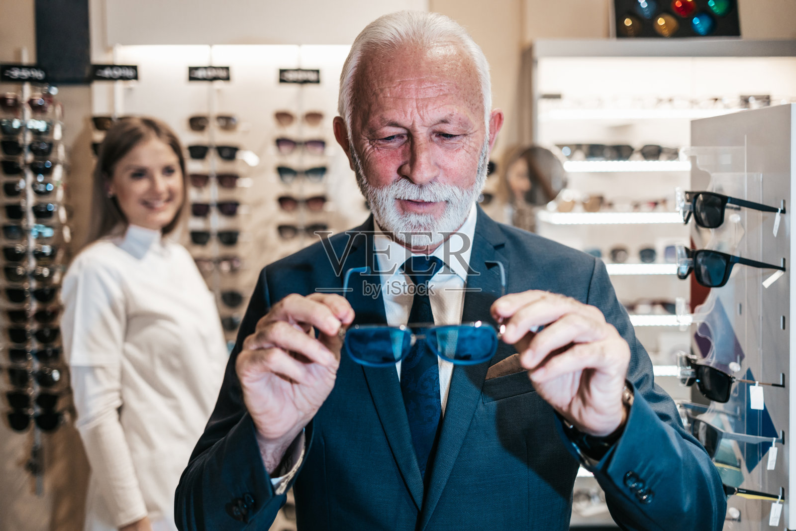 眼镜店资深客户照片摄影图片