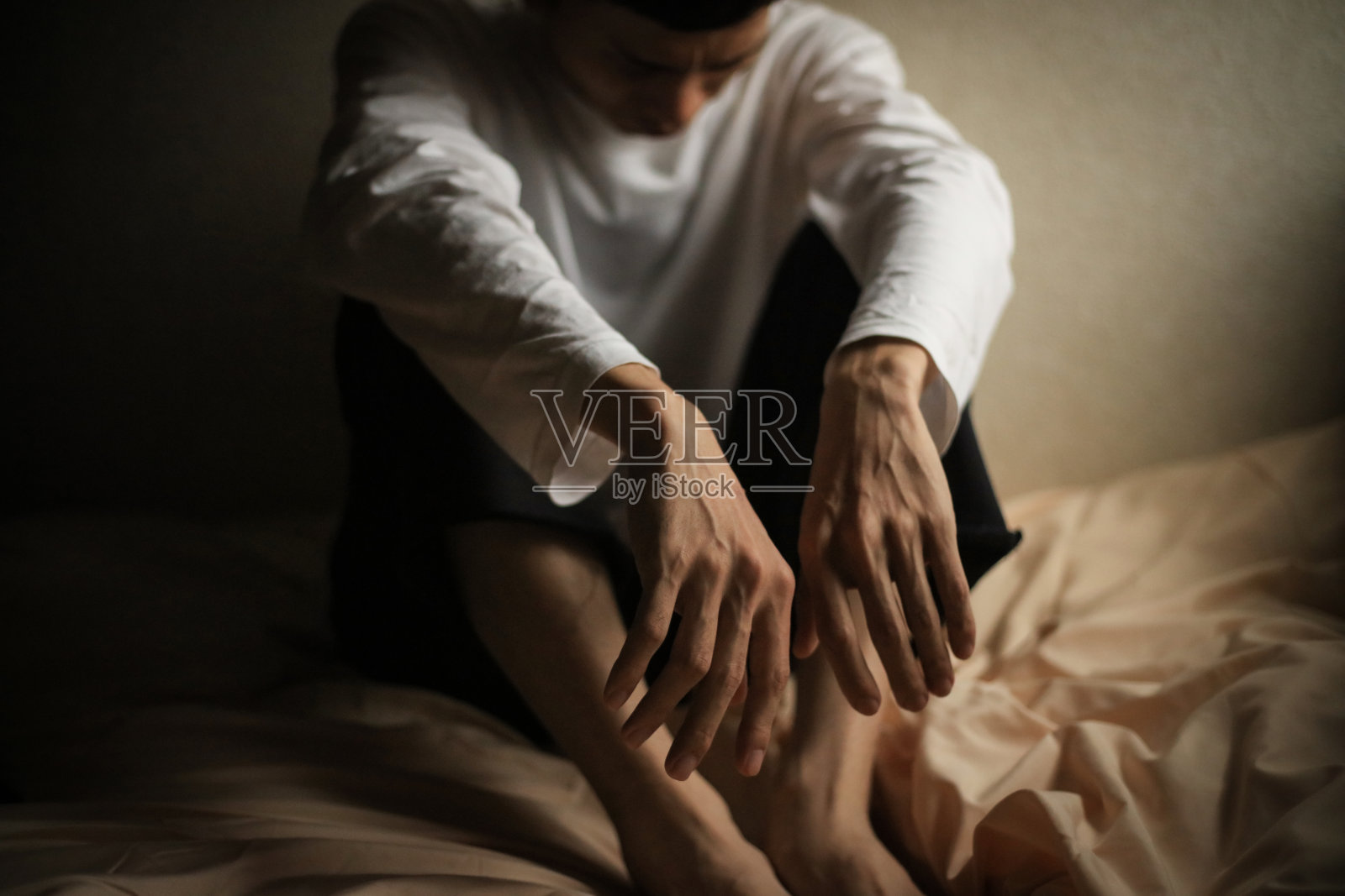 悲伤中的男人照片摄影图片