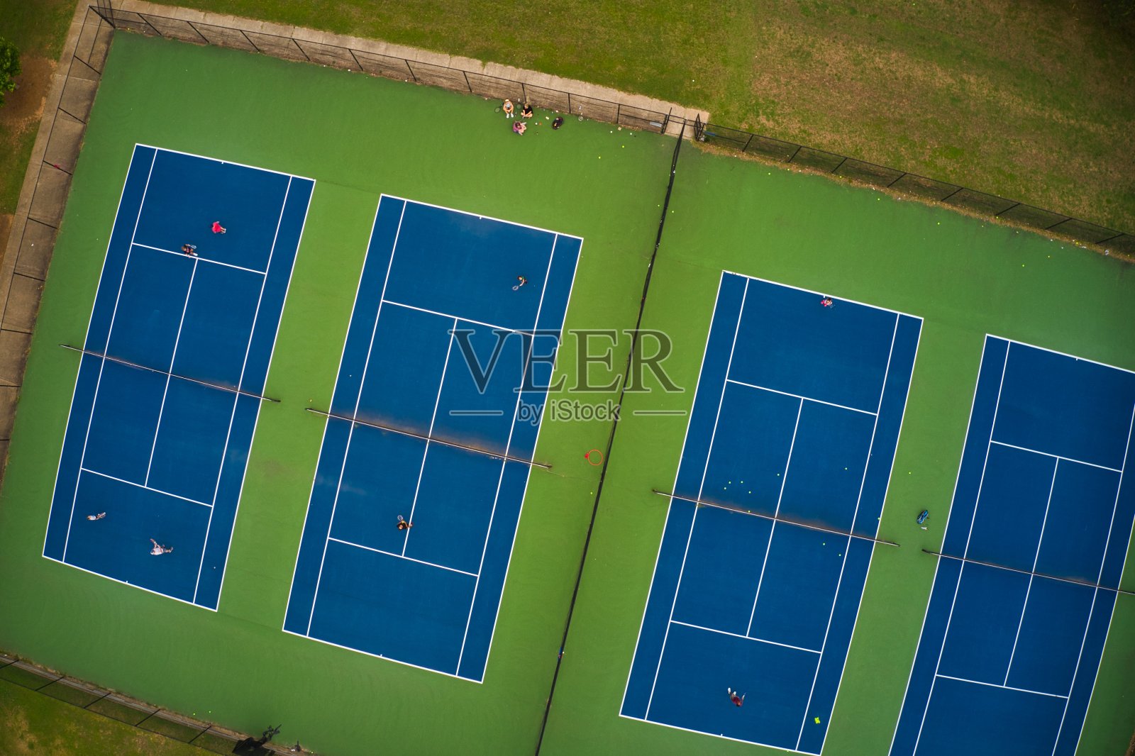 无人机拍摄的网球场在一个县公园在亚特兰大郊区照片摄影图片