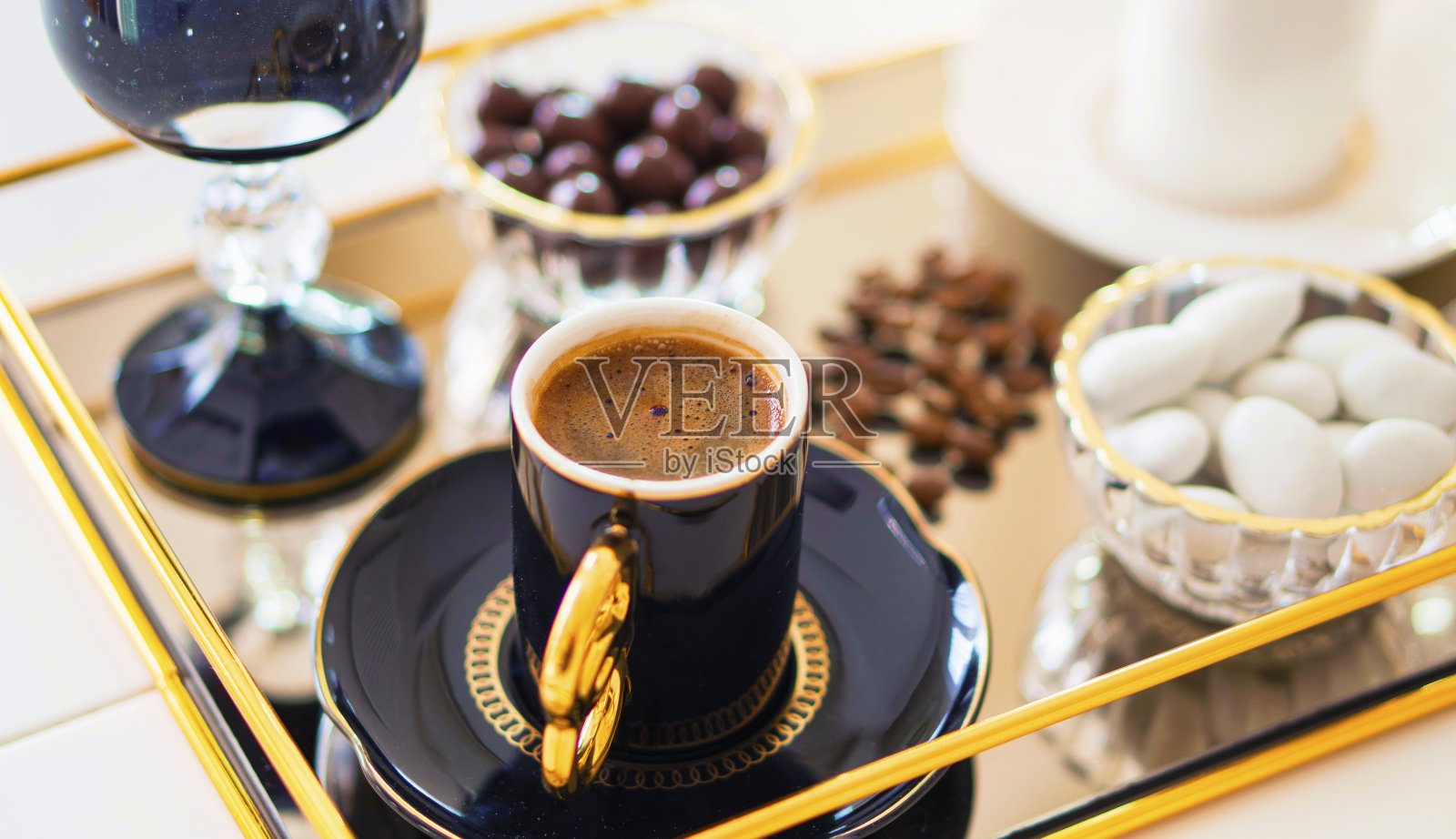 土耳其咖啡和土耳其软糖与传统浮雕金属托盘和杯子，土耳其咖啡和土耳其软糖照片摄影图片