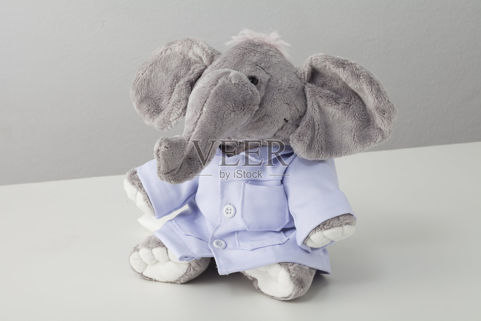 保健理念，桌上的大象医生娃娃照片摄影图片