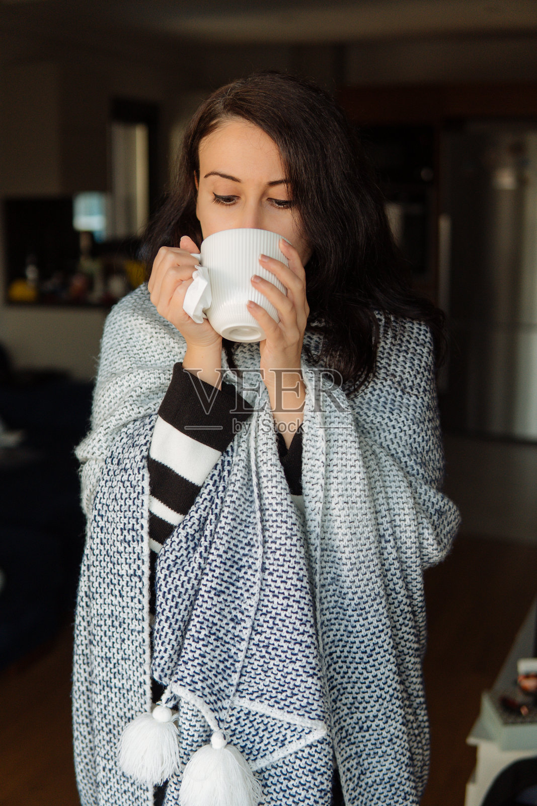 生病的女人喝热凉茶感觉更好照片摄影图片