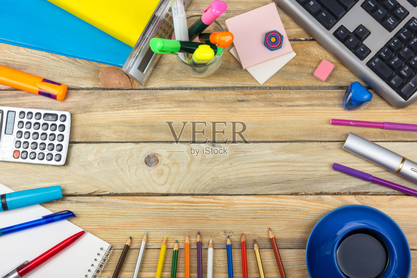 办公室的桌子桌上有电脑，钢笔和一杯咖啡，很多东西。顶部视图与复制空间。照片摄影图片