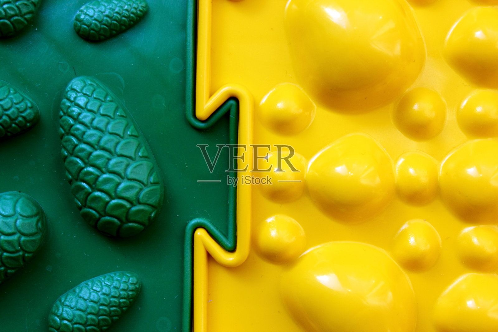 两个整形垫。色彩鲜艳的五彩脚垫，防止扁平足和足底按摩。从以上观点。整形外科医师。预防。黄色和绿色的垫子连接在一起。特写镜头照片摄影图片