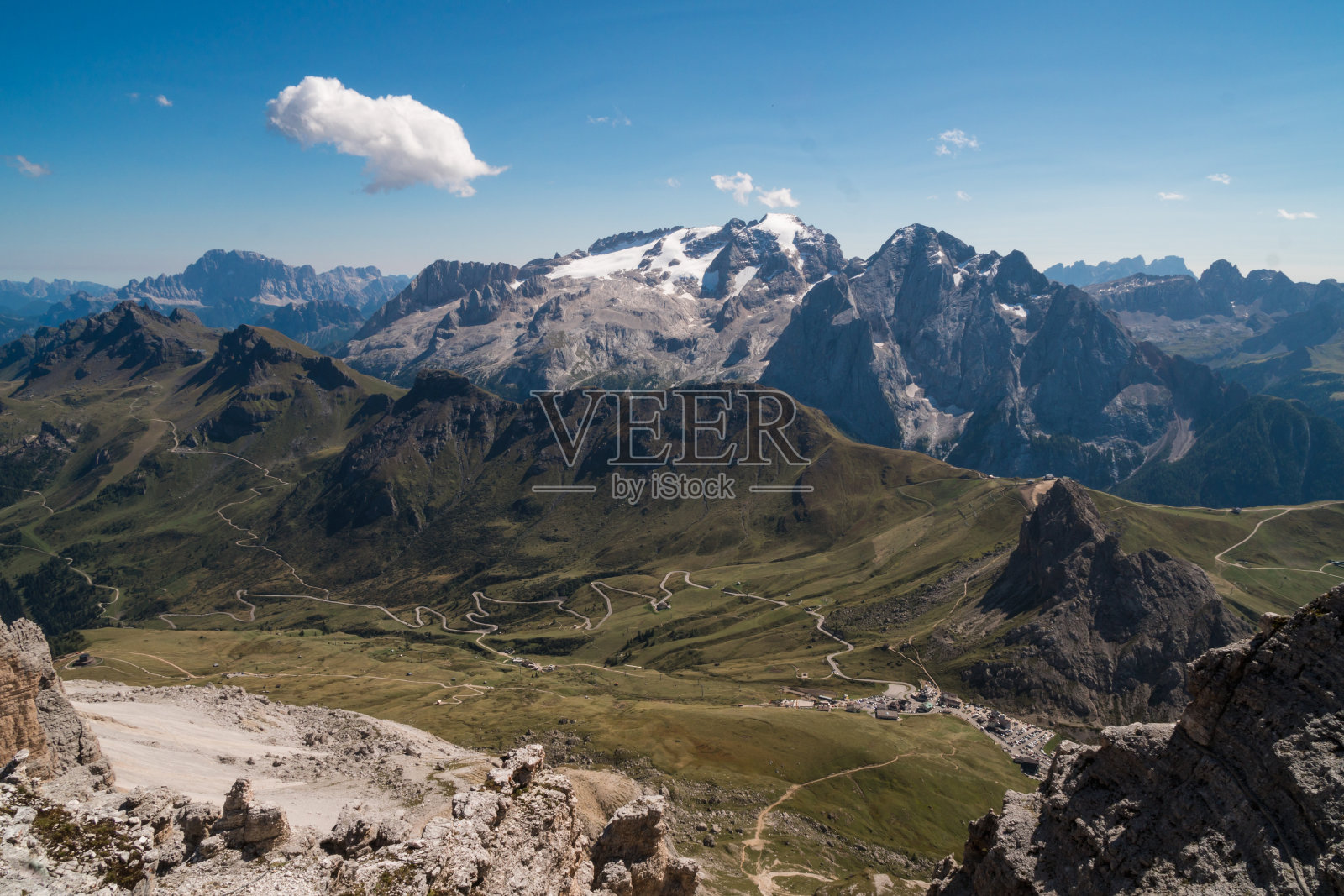 从帕索波多伊和皮兹波徒步旅行在Dolomites，意大利看到阿尔卑斯山美丽的令人惊叹的景色照片摄影图片