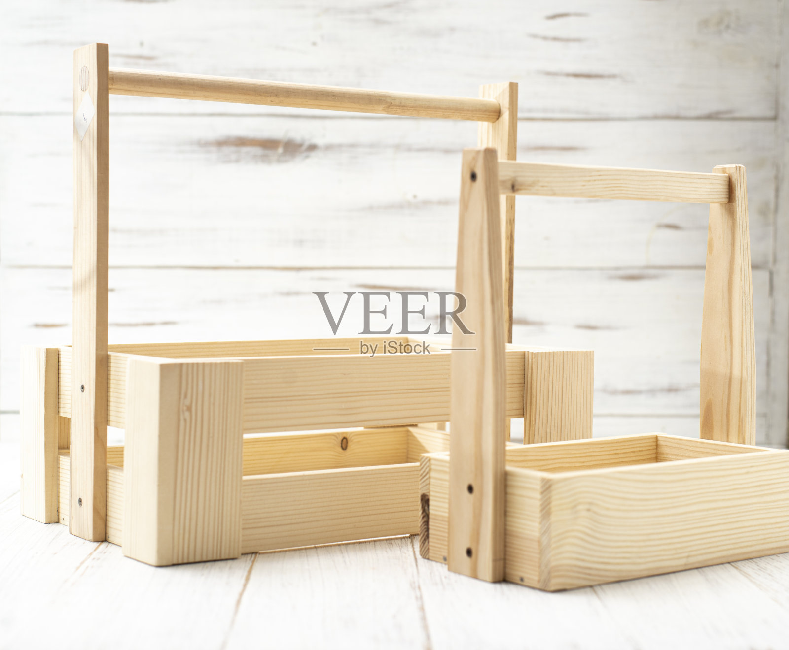 两个木制的盒子，在一个浅色的背景上。由天然材料制成的装饰盒。照片摄影图片