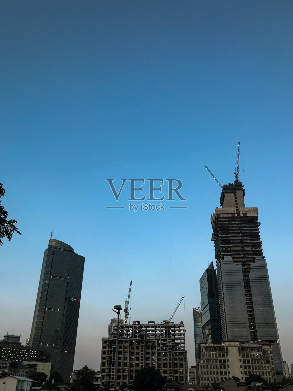 蓝天下建筑物的低角度视图照片摄影图片