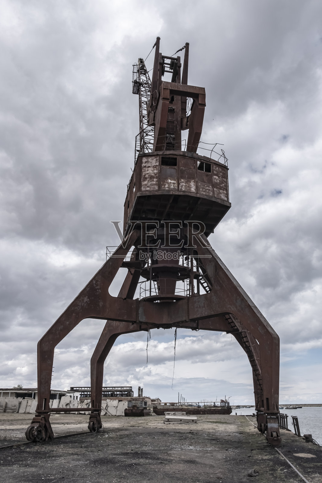 废弃的、生锈的、损坏的港口起重机。港口起重机。照片摄影图片