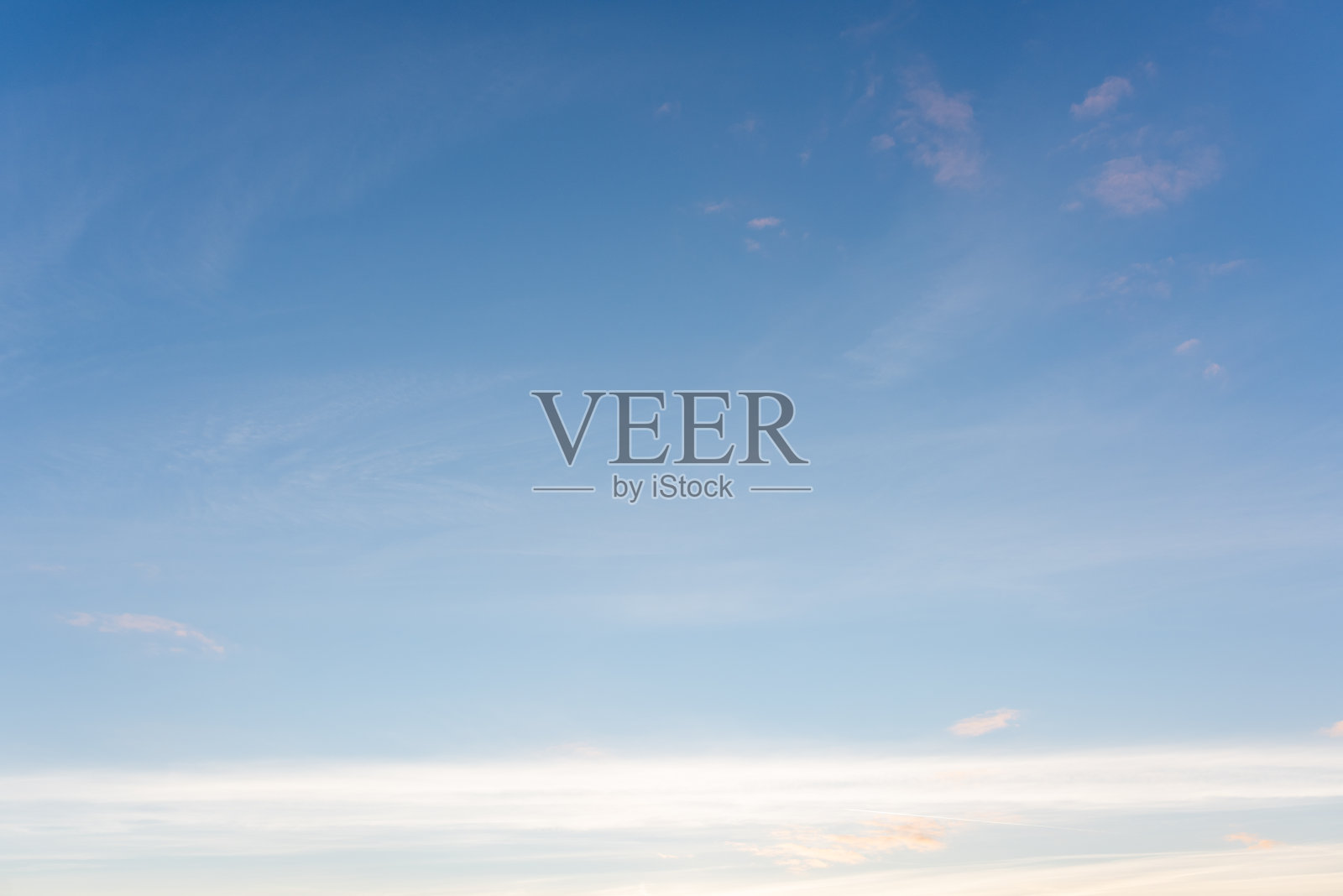 湛蓝的天空在云朵之上照片摄影图片