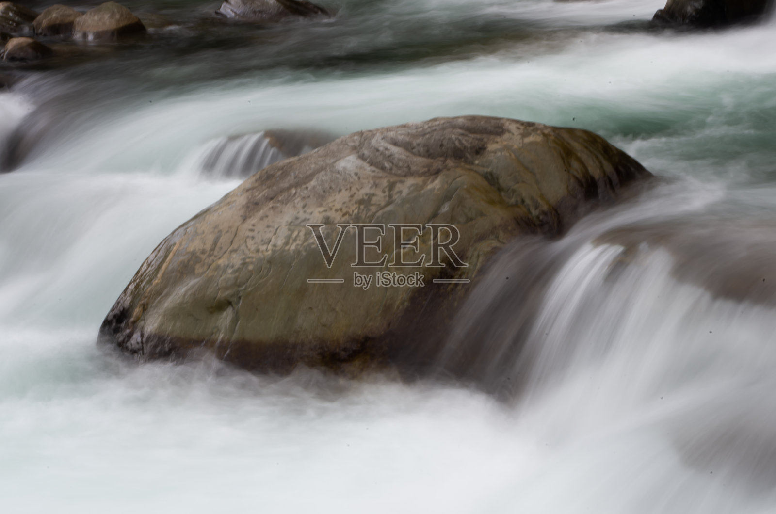 岩石上的河照片摄影图片