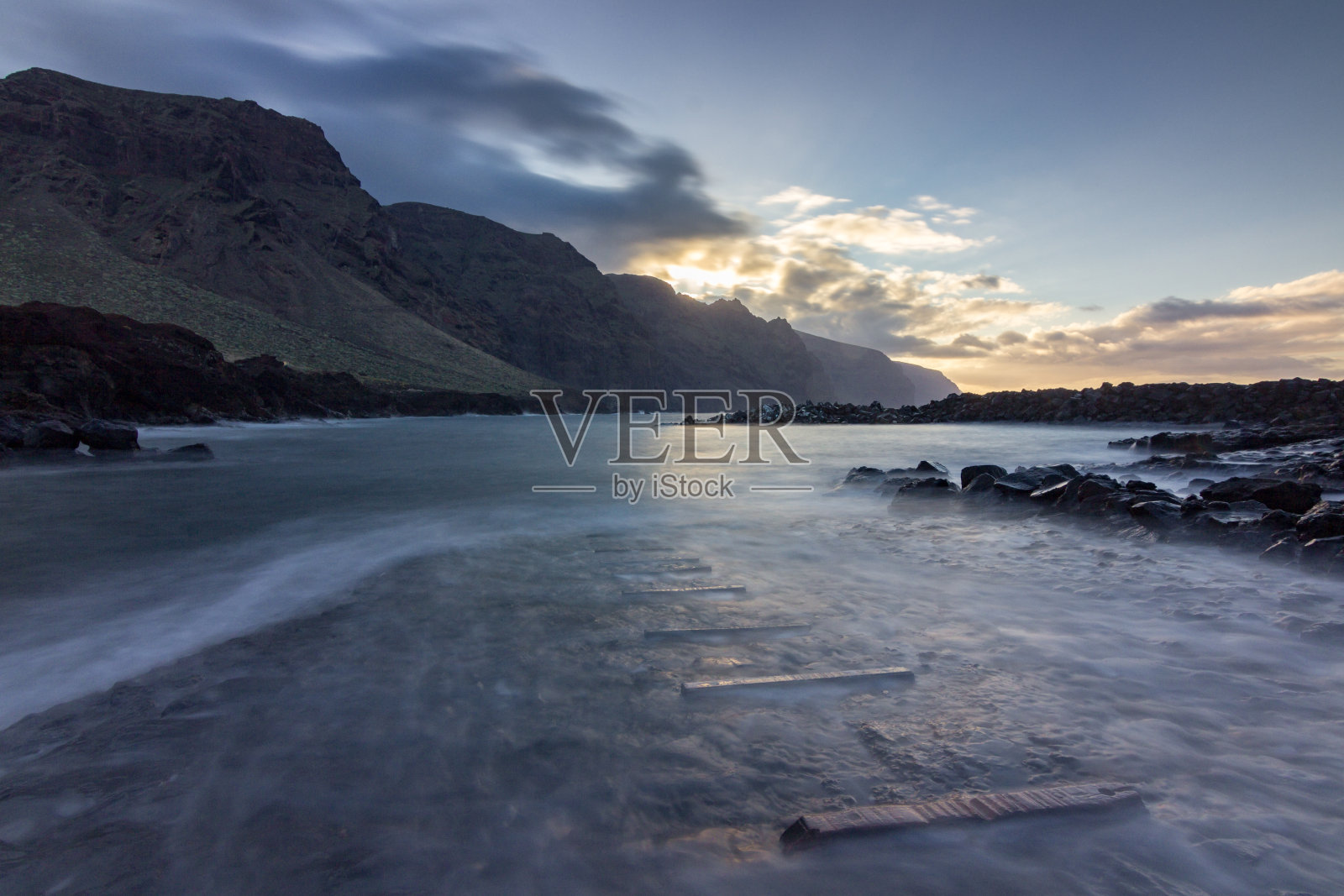 西班牙特内里费岛北部Punta Teno的日出照片摄影图片