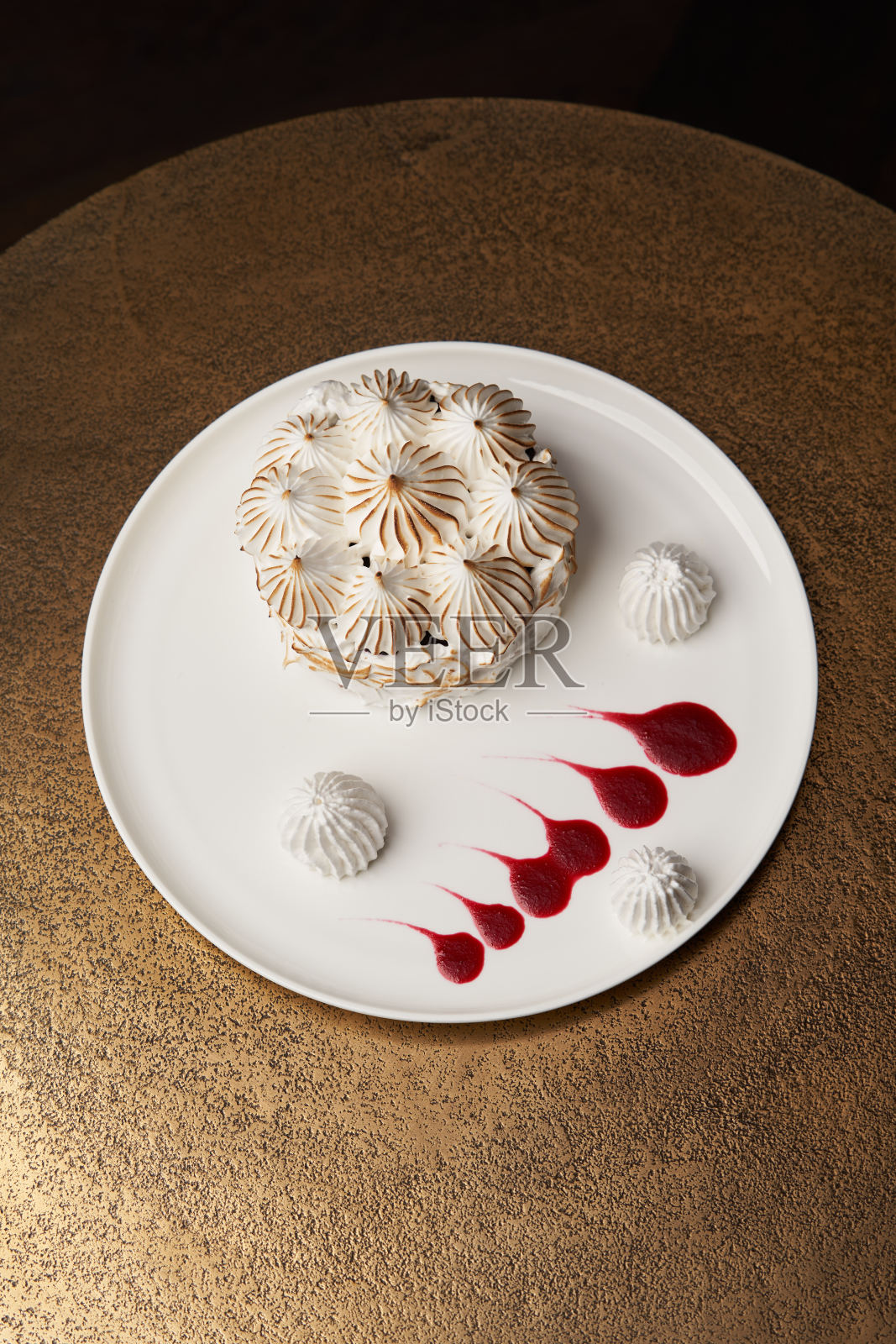 桌子上有蛋白蛋糕。法国甜点照片摄影图片