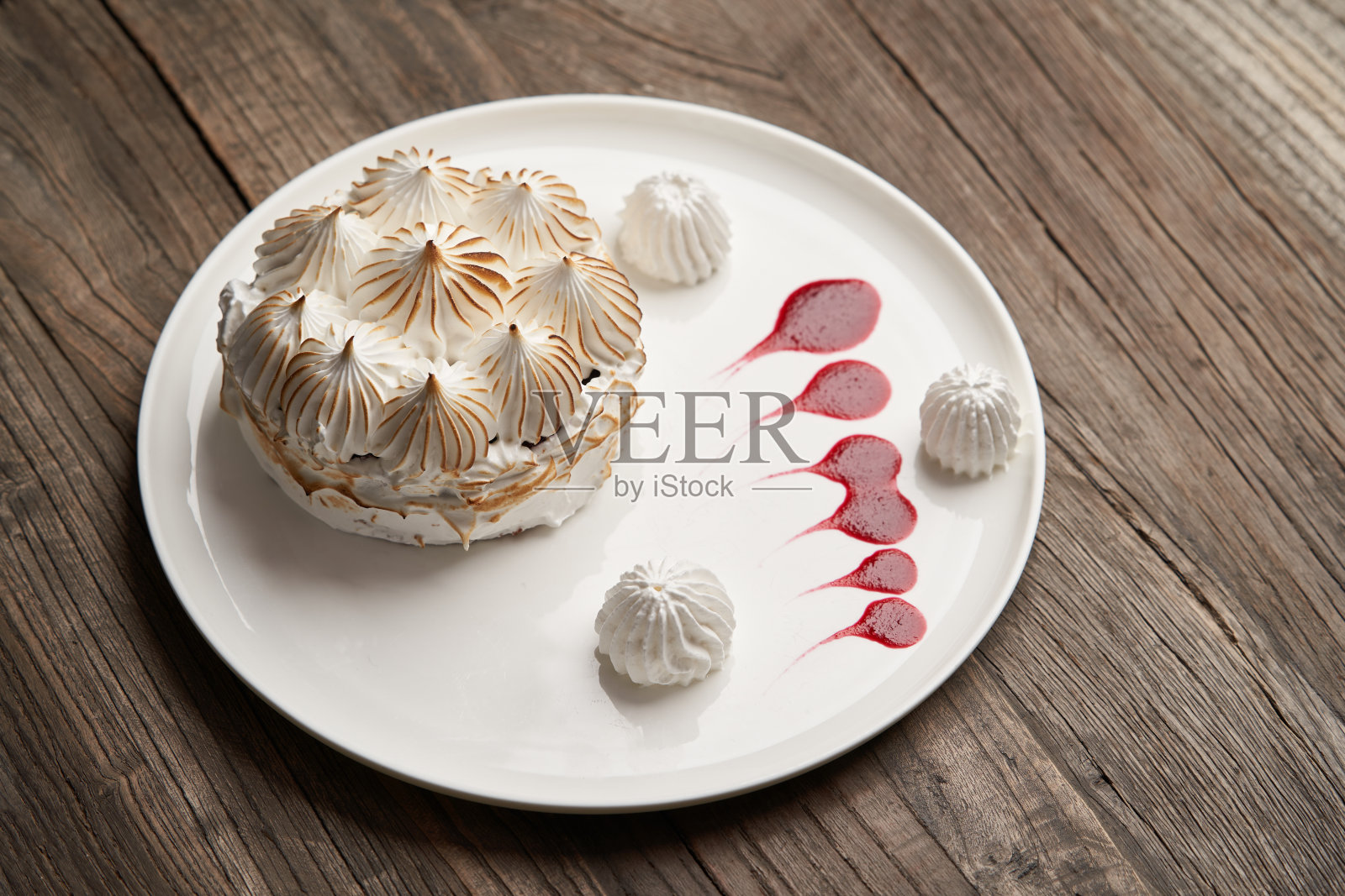 木桌上的蛋白蛋糕。法国甜点照片摄影图片