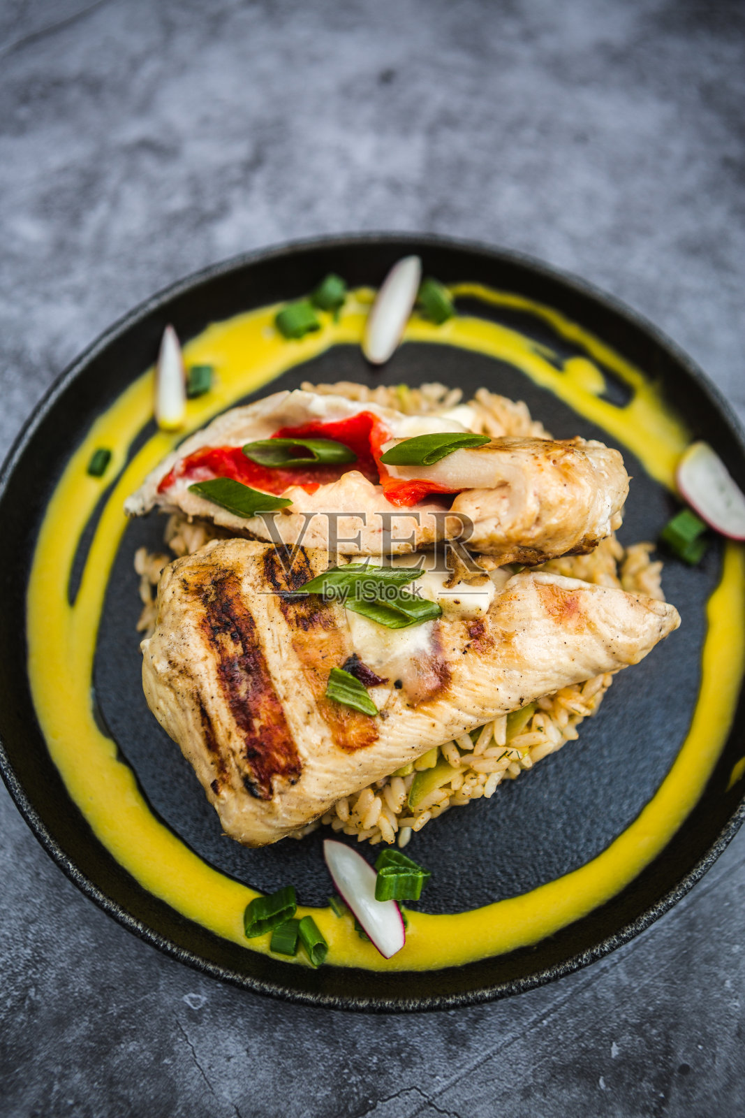 火腿，奶酪和荷兰酱填充鸡肉灰色背景照片摄影图片