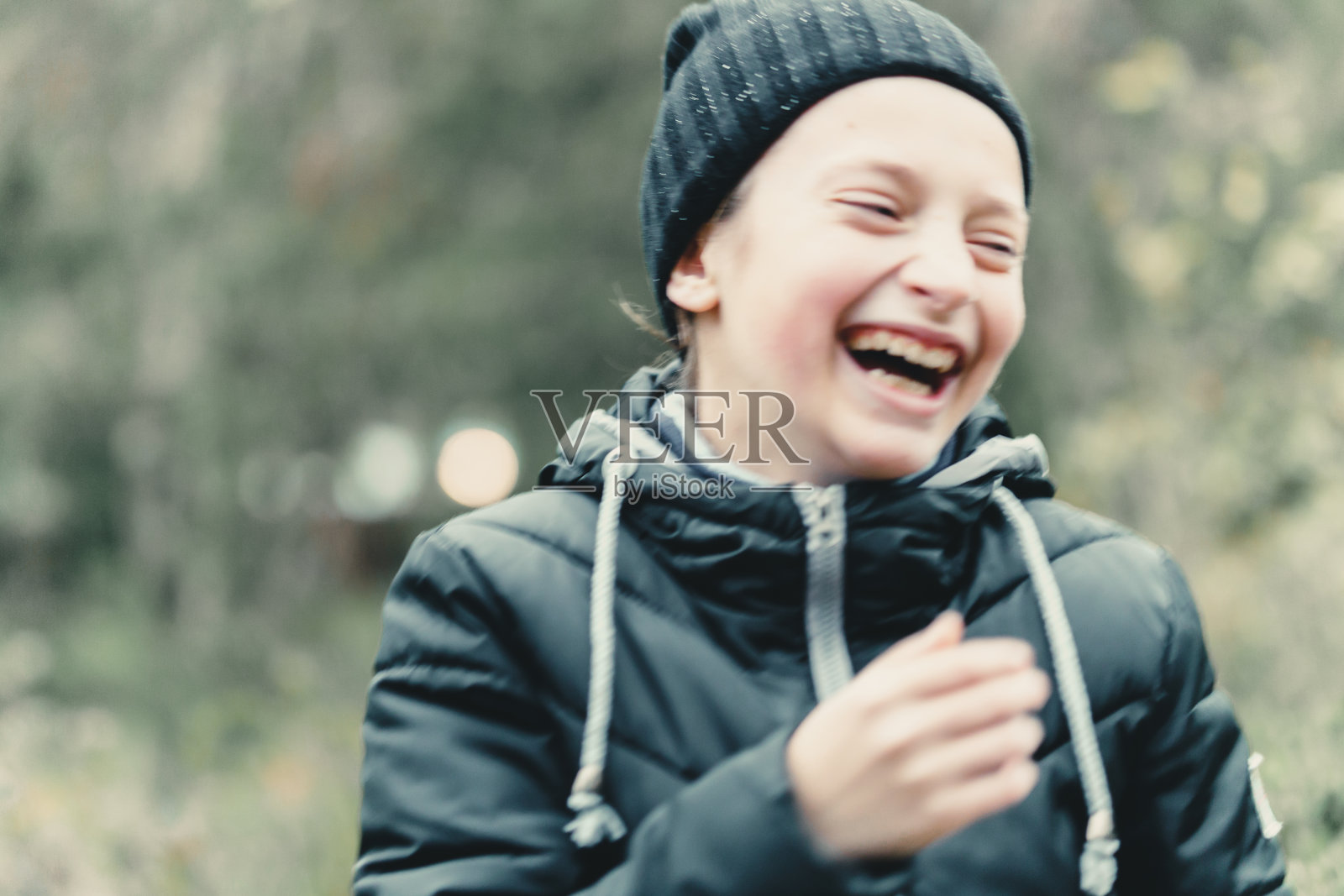 快乐少女在户外摆姿势，秋天的季节，城市的街道照片摄影图片