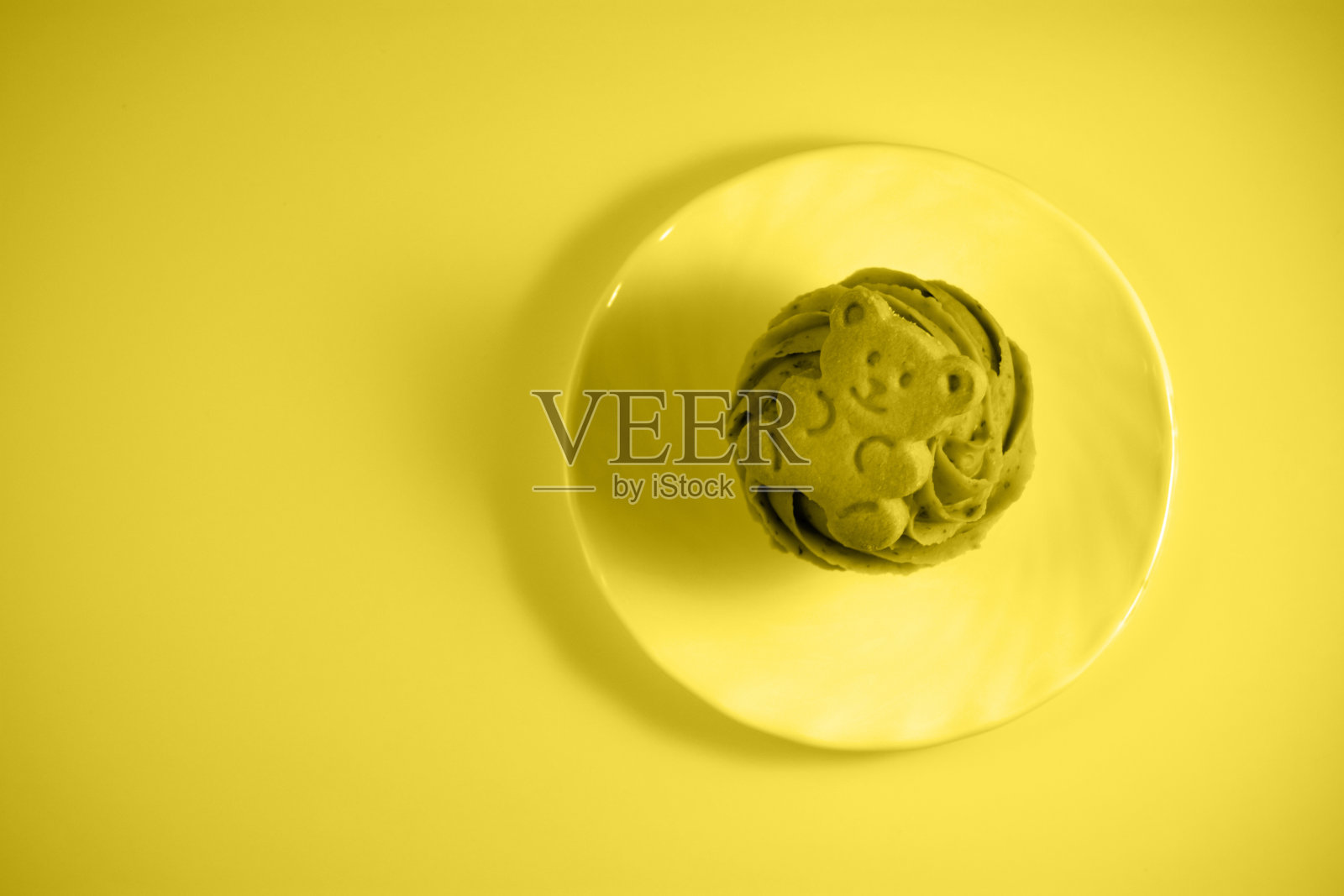 盘子里的纸杯蛋糕照片摄影图片