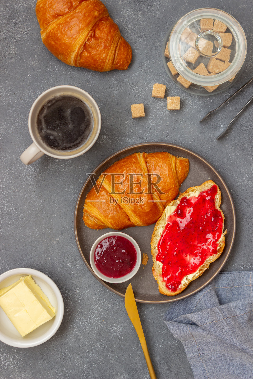 牛角面包配蔓越莓果酱和黄油。早餐。素食。糕点。照片摄影图片