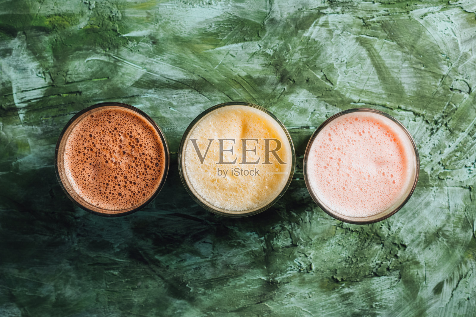 平铺草莓，巧克力和香蕉奶昔照片摄影图片