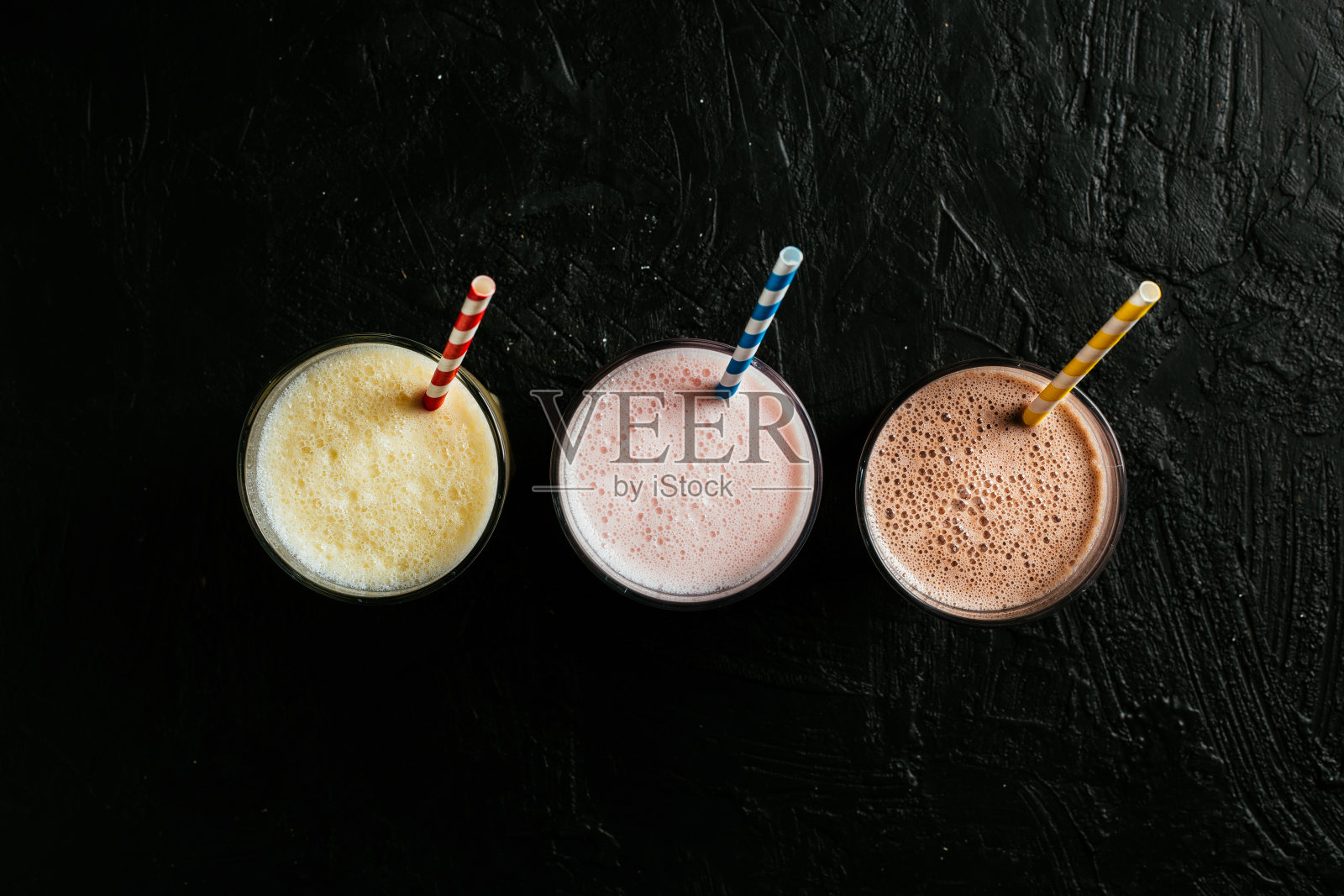 平铺草莓，巧克力和香蕉奶昔照片摄影图片