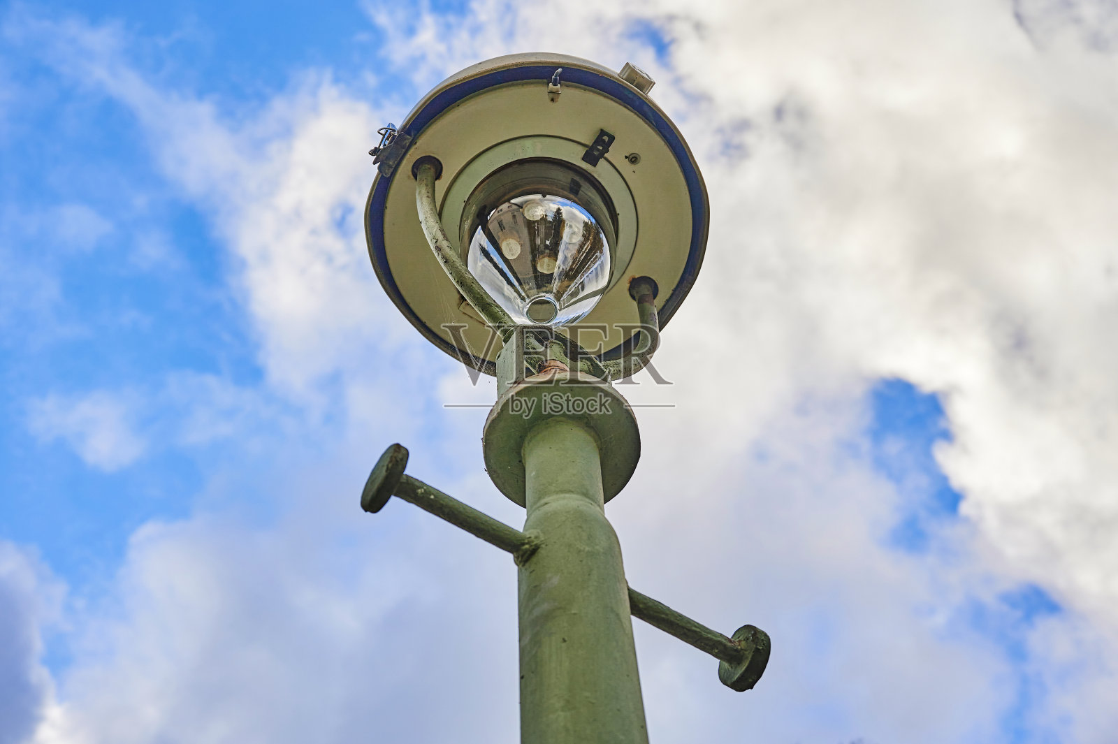 蓝色多云的天空前，一盏古老的柏林街灯。照片摄影图片