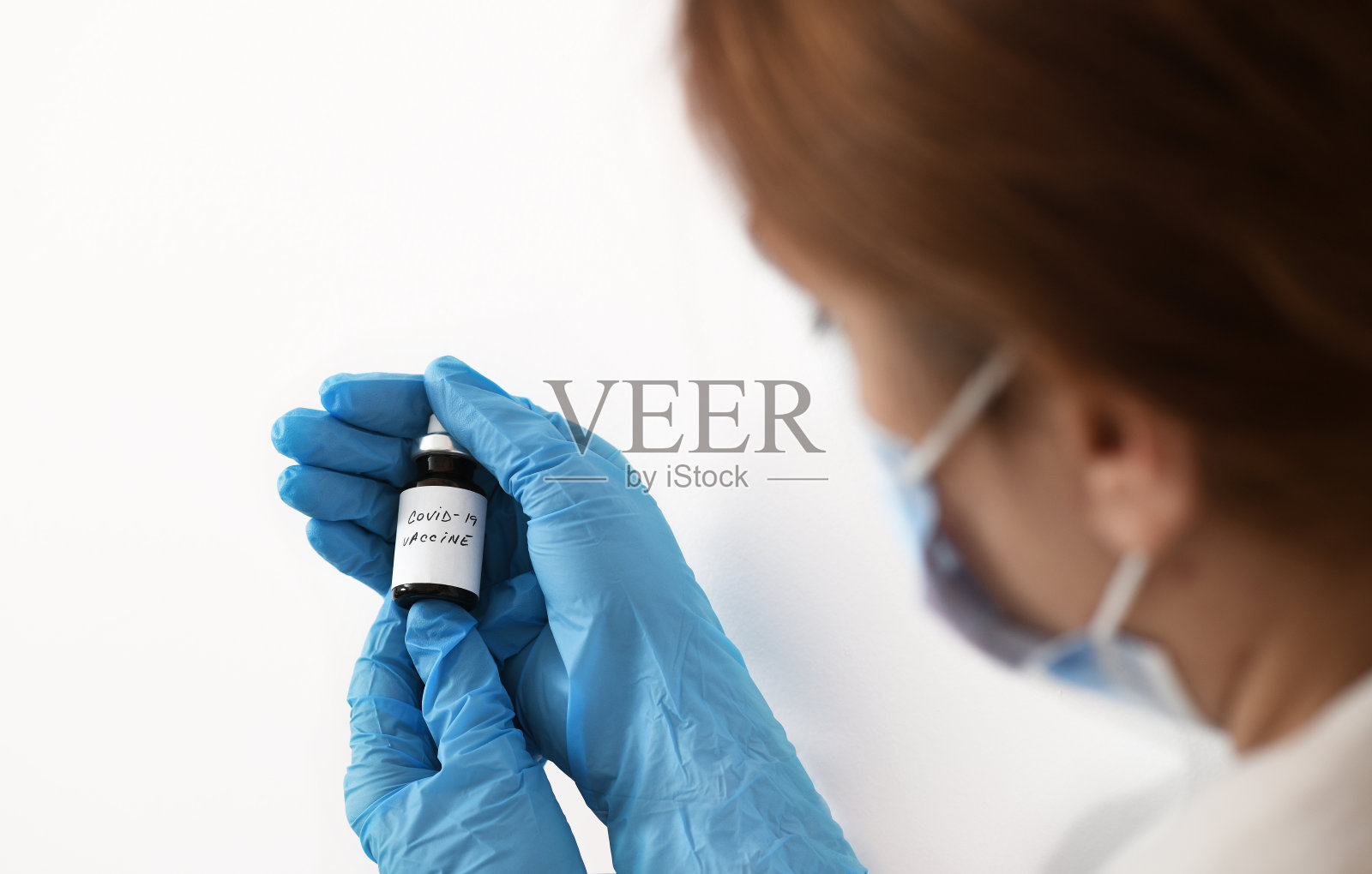 女医生手里拿着冠状病毒疫苗- covid-19健康概念照片摄影图片