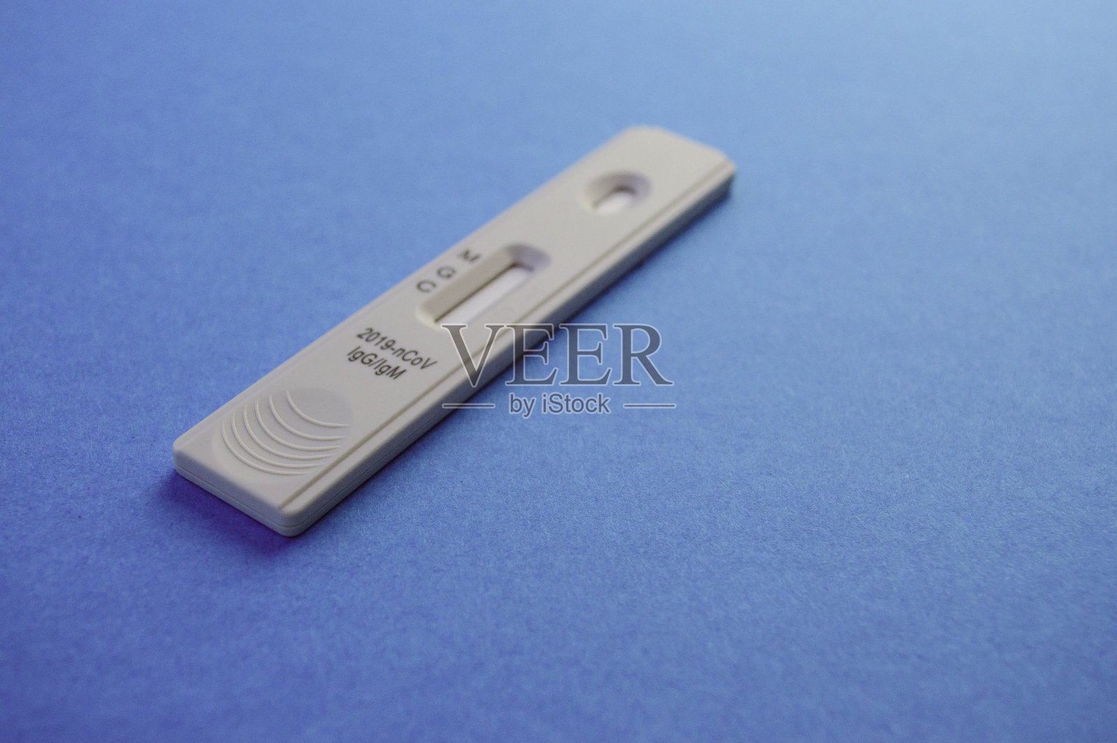 Covid-19冠状病毒抗体快速检测条盒或sars-cov-2病毒病手中流行概念背景相近。照片摄影图片