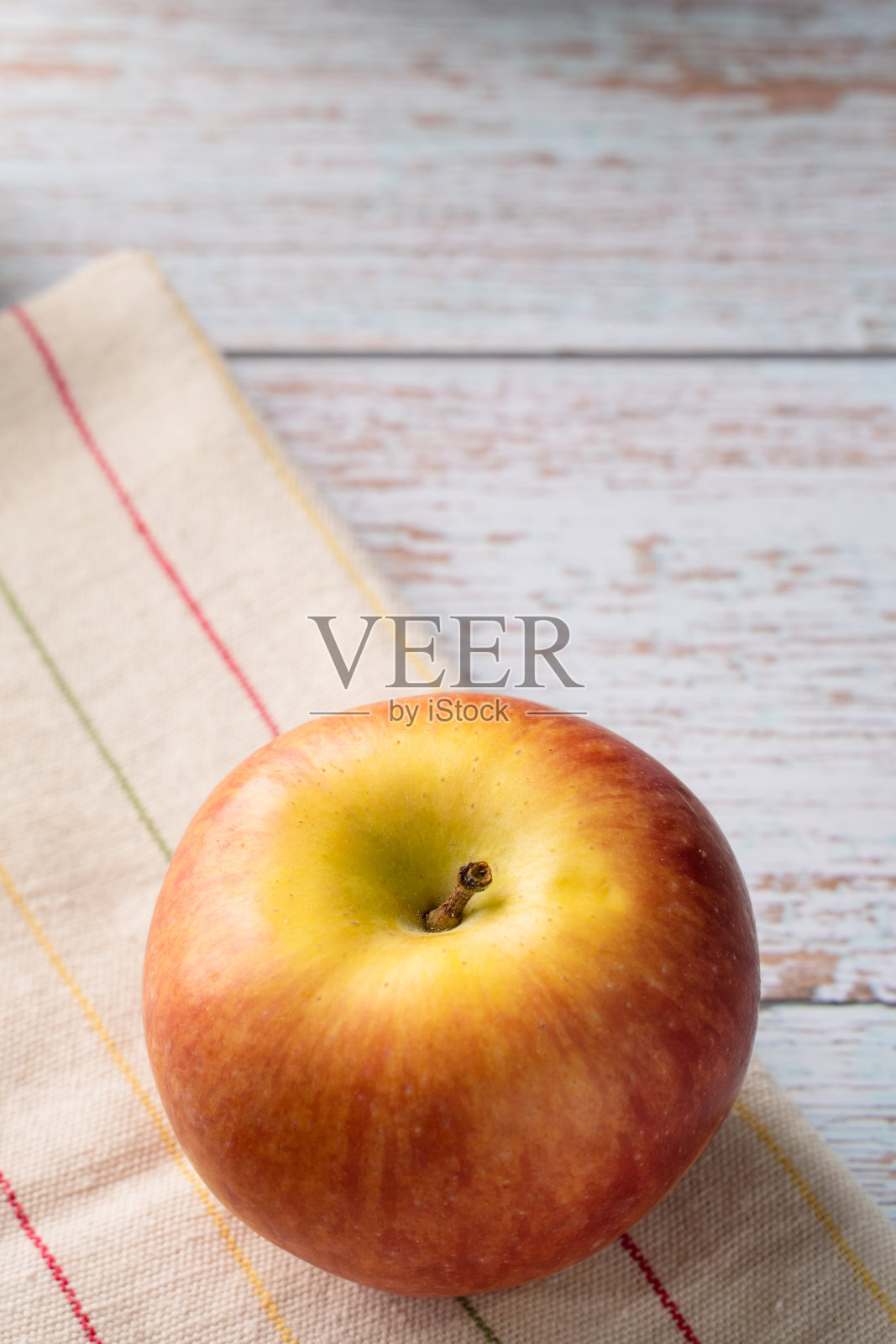 近距离的新鲜成熟的苹果在乡村木桌明亮的照片照片摄影图片