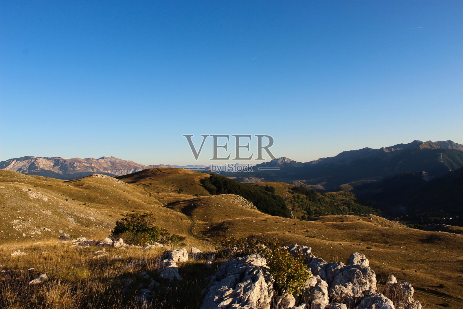 Bjelasnica山秋天日落前的山景。华丽的外表。Bjelasnica山的全景。波斯尼亚和黑塞哥维那的Bjelasnica山。照片摄影图片