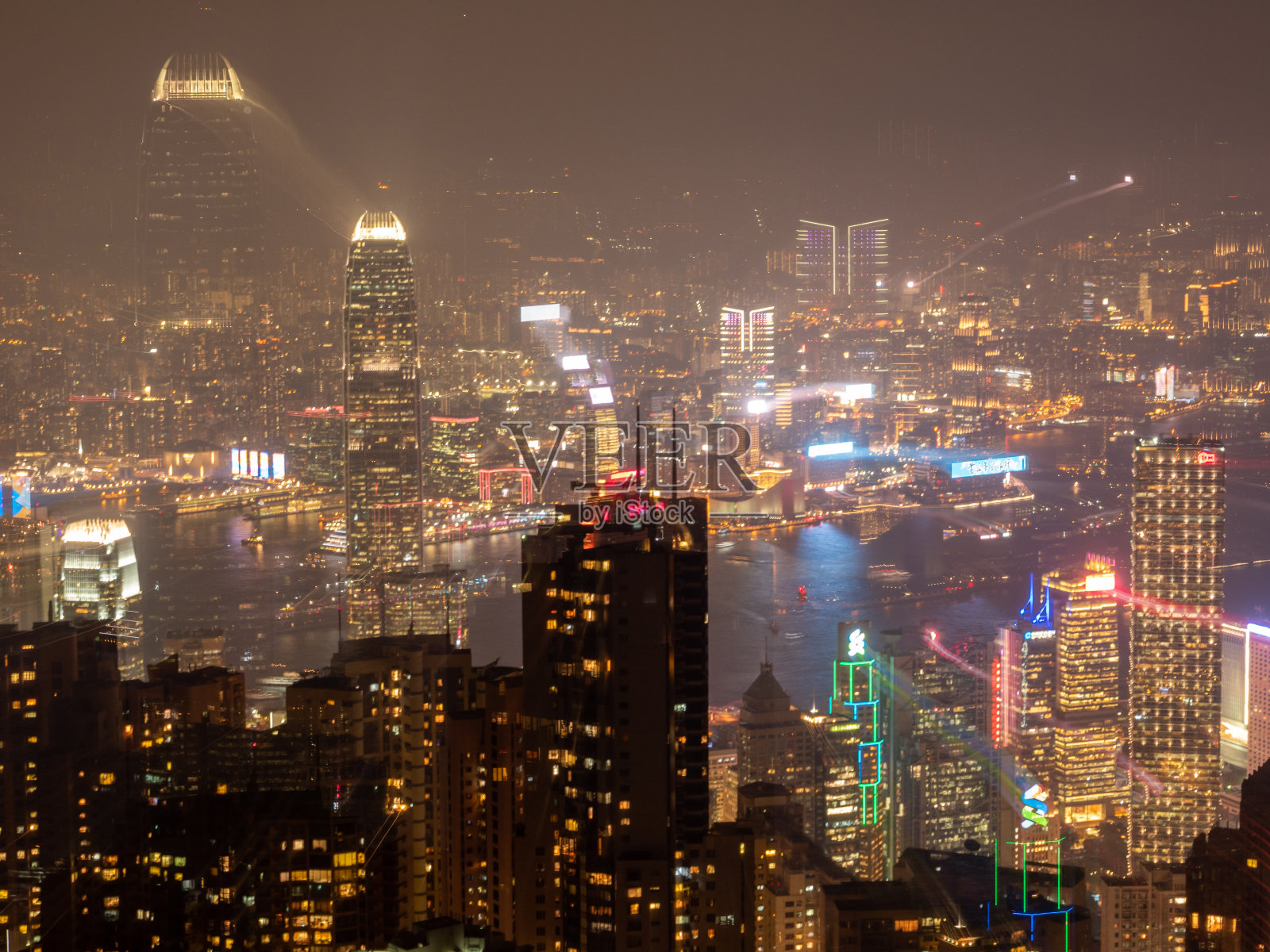 香港摩天大楼的天际线，晚上的城市景观照片摄影图片