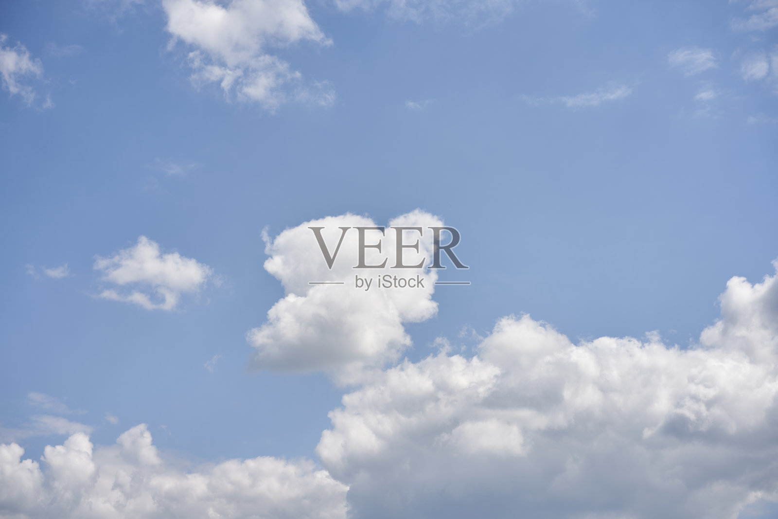 夏日晴空万里，白云飘飘照片摄影图片