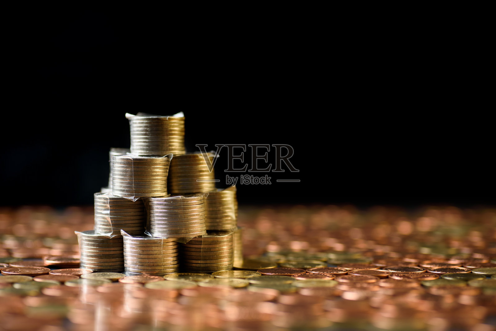 堆叠的硬币显示增长的黑色背景。照片摄影图片