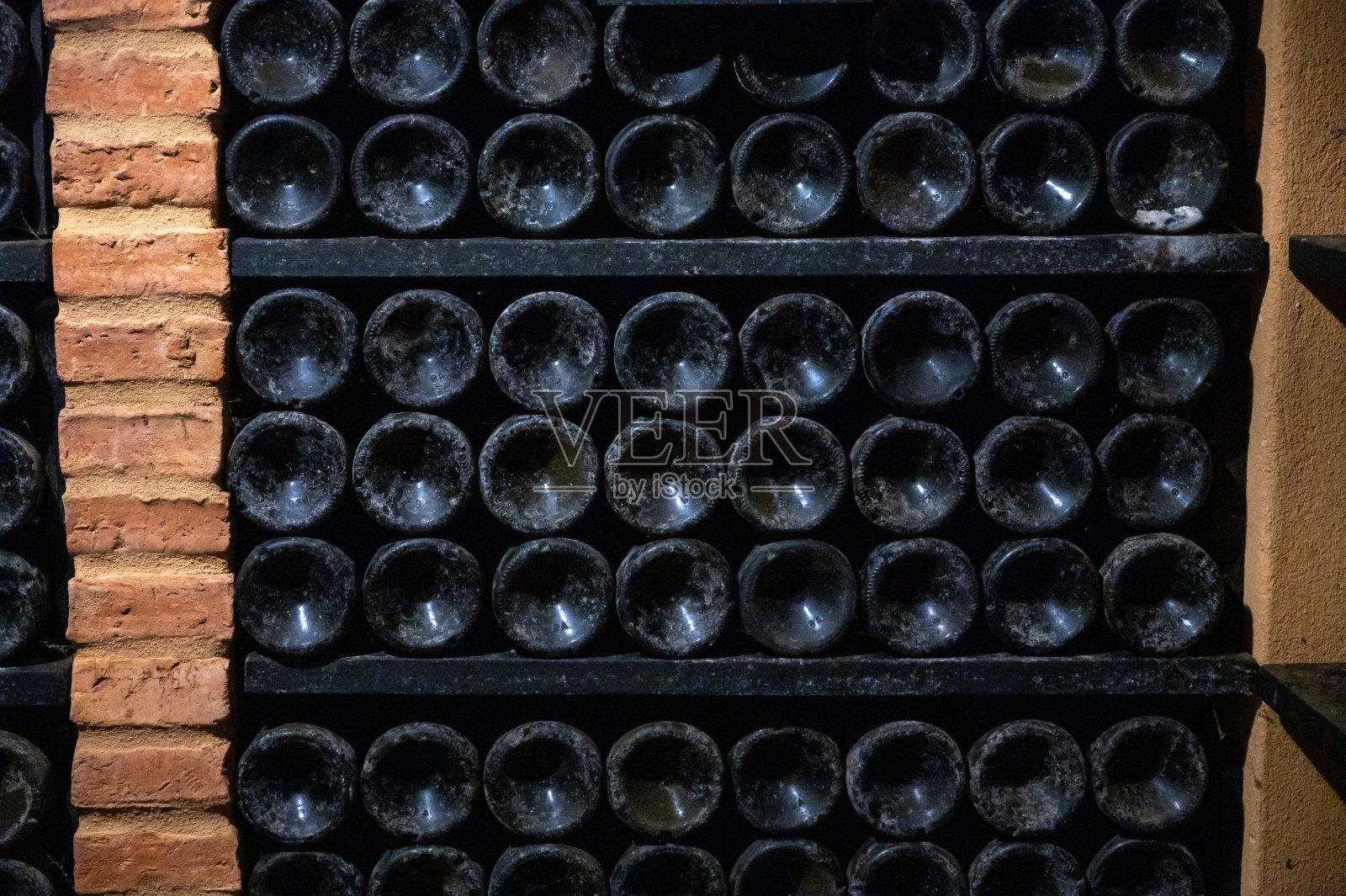 葡萄牙加亚新城的老酒窖中存放的葡萄酒照片摄影图片