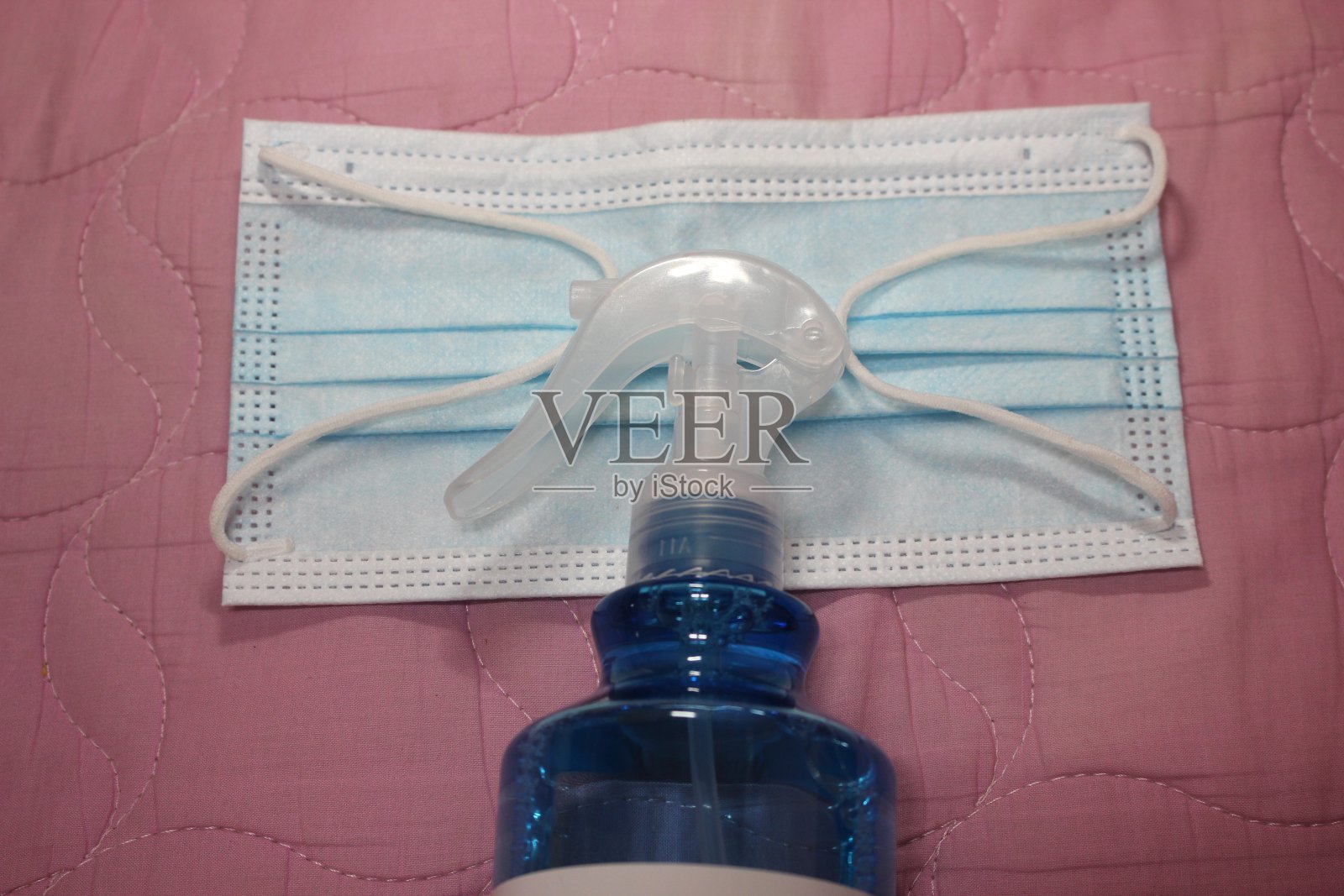 带洗手液瓶的蓝色布面罩照片摄影图片