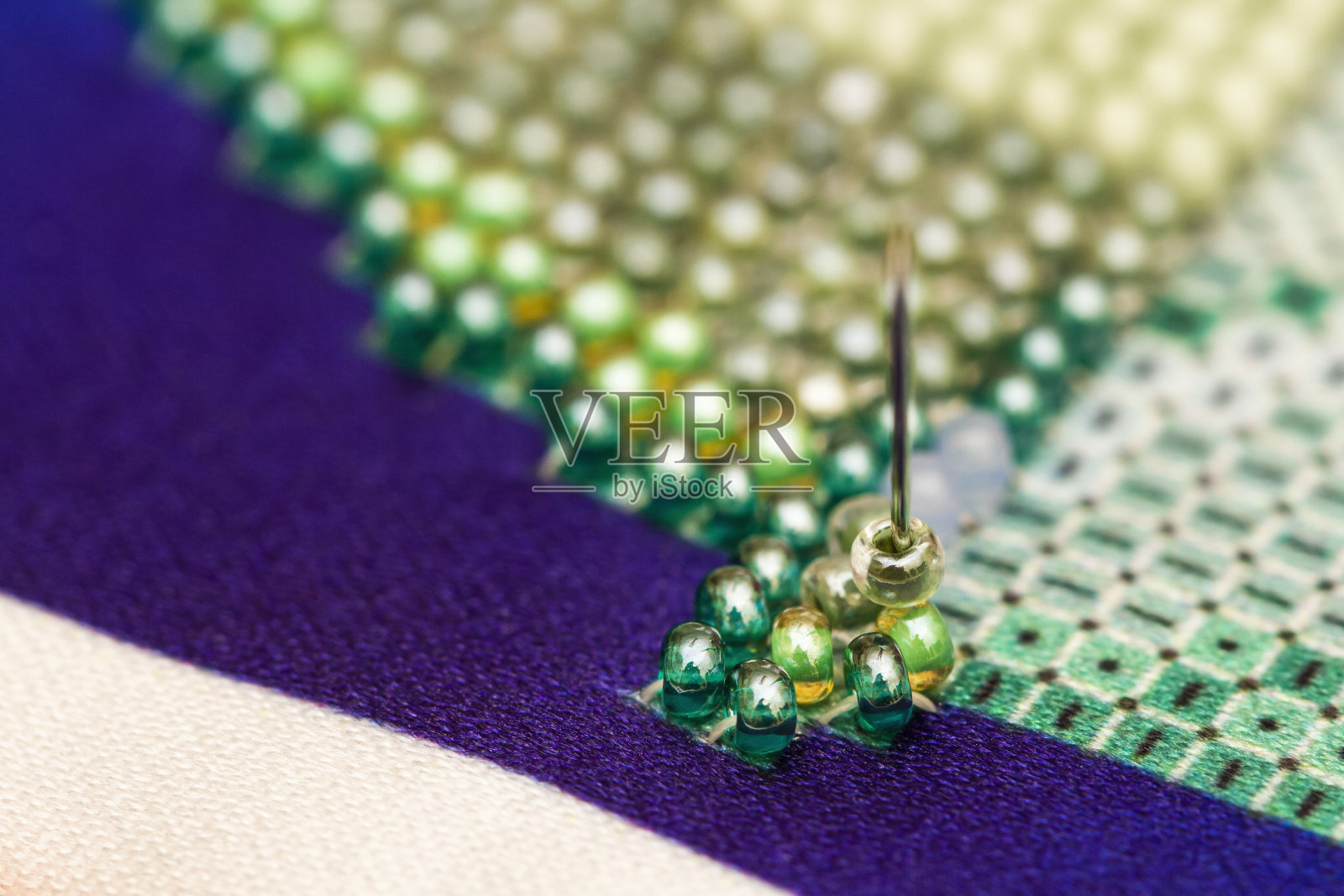 绣上五颜六色的珠子。特写镜头照片摄影图片