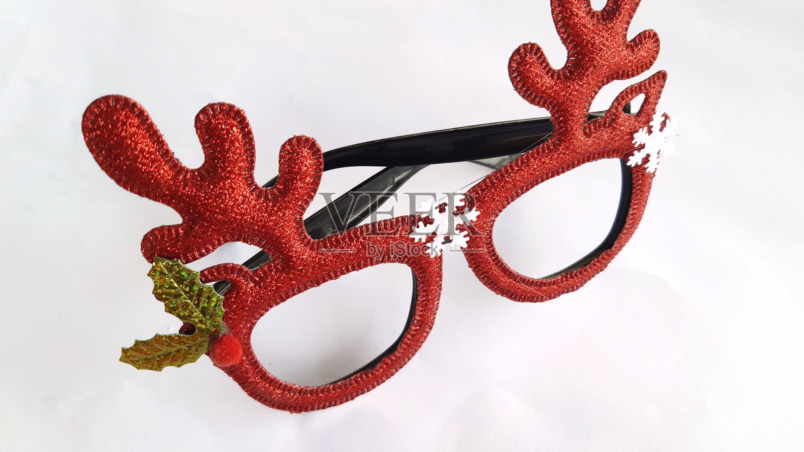 新年的眼镜。白色背景上的眼镜和新年。照片摄影图片