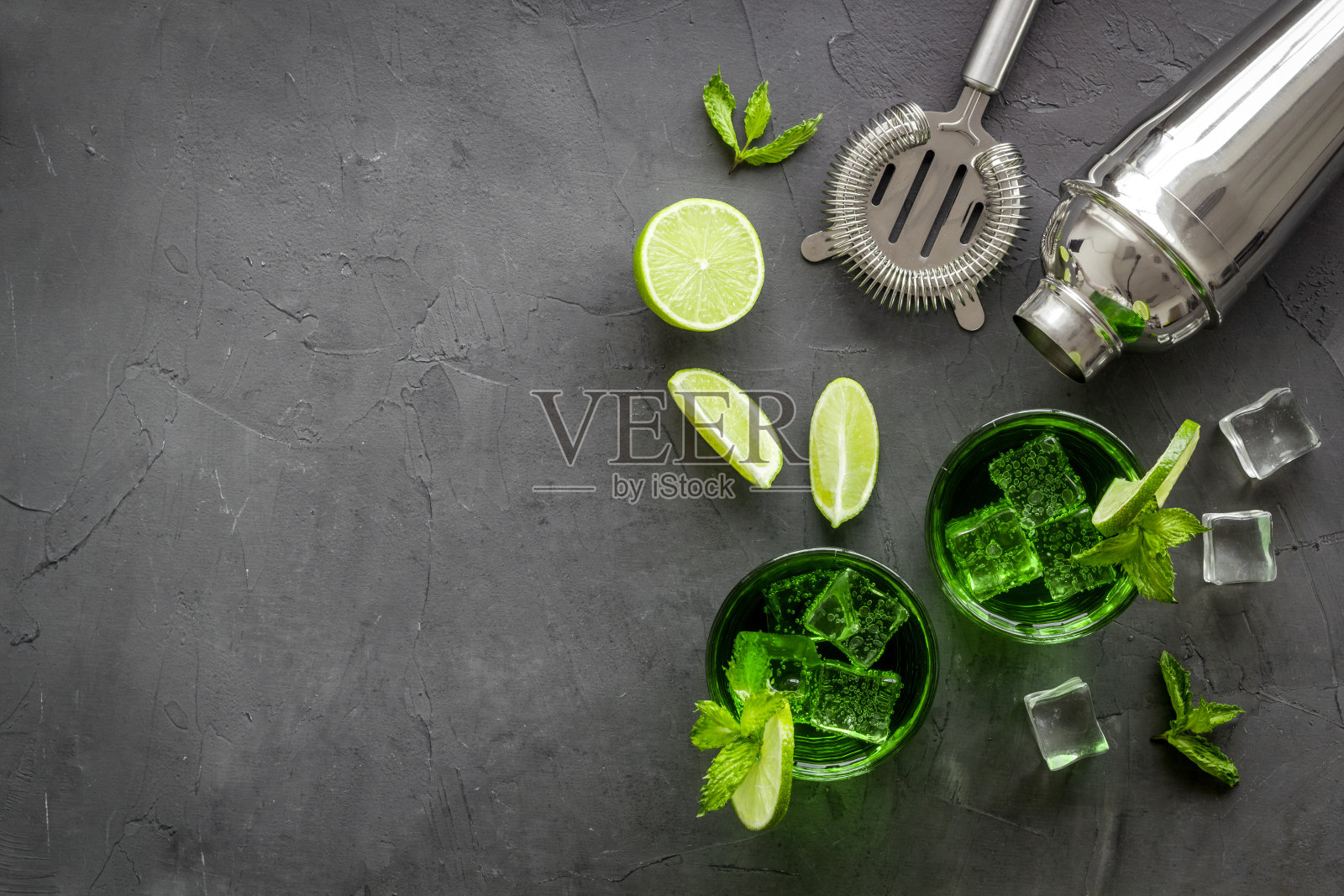 绿色莫吉托鸡尾酒与酒吧用具和配料。俯视图照片摄影图片